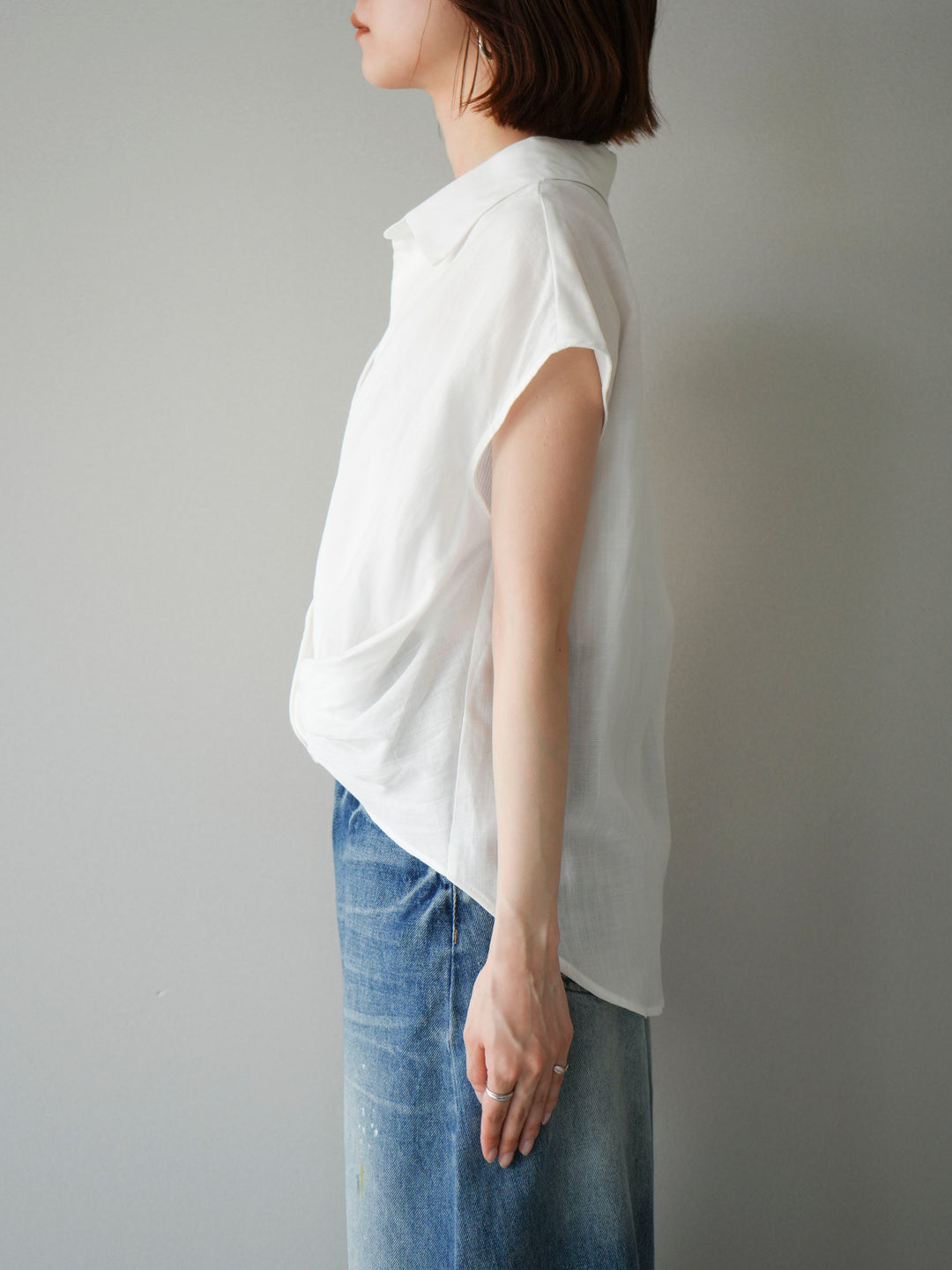 [予約]フレンチツイストドレープシャツ/white