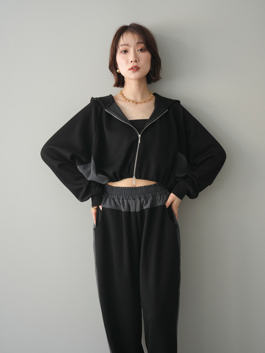 [予約]バイカラー異素材ライトポンチクロップドZIPフーディー/black