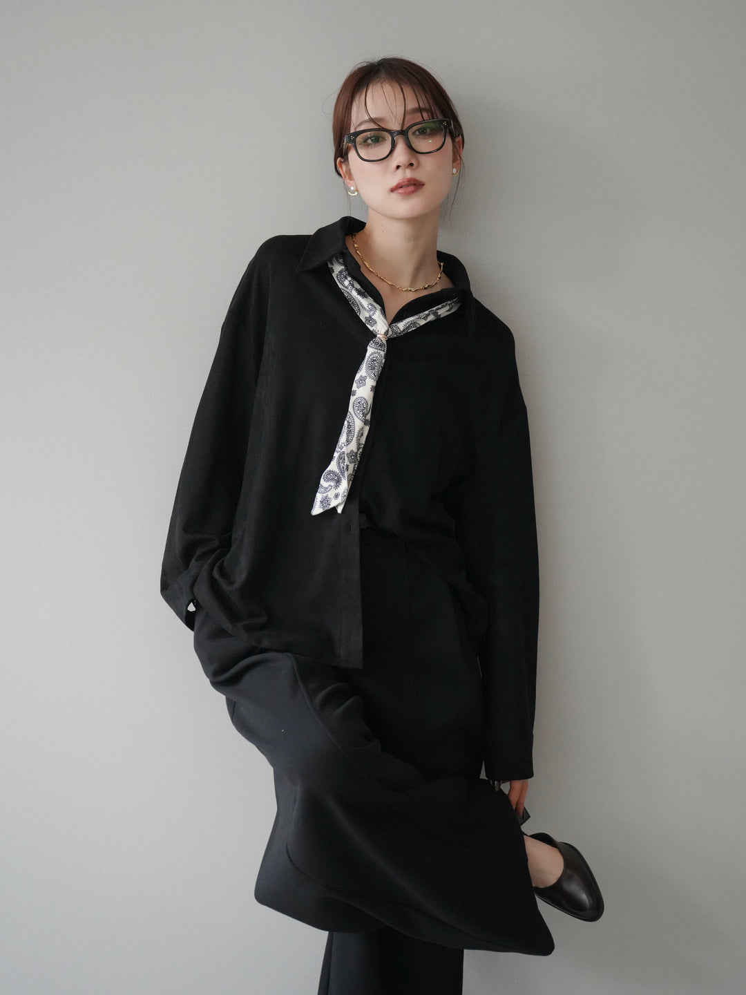 [予約]スカーフ付きスエードシャツ/black