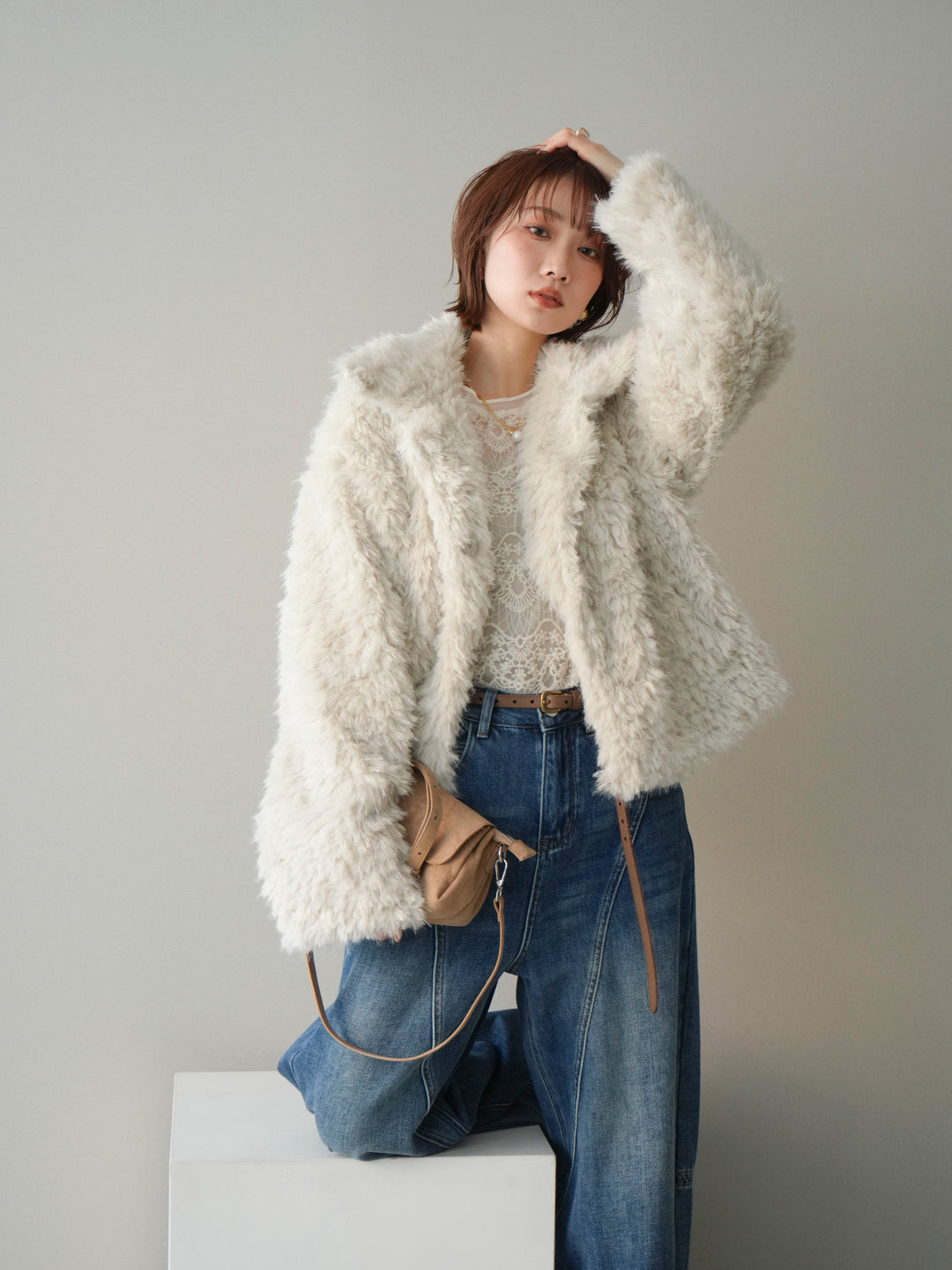 【套裝】短款人造毛領罩衫+薄紗蕾絲上衣+羊毛襯裡牛仔修身褲（三件套）