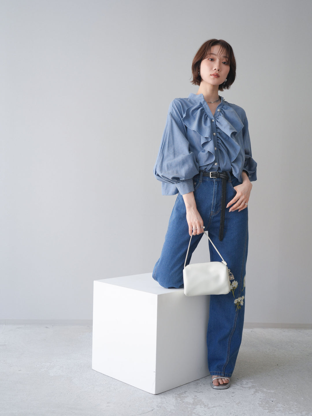 [SET]ラッフルフレアショートブラウス+フラワー刺繍ストレートデニム(2set)