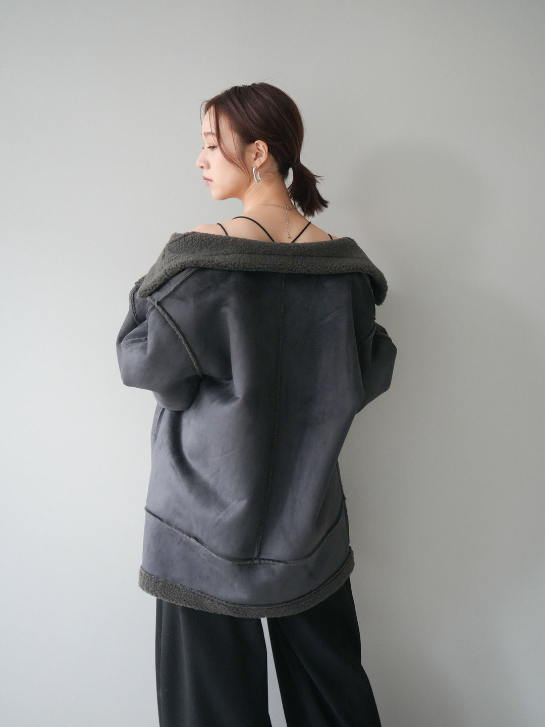 [SET]スタンドネックフェイクムートンミディアムコート+カップ付きバッククロスキャミソール(2set)