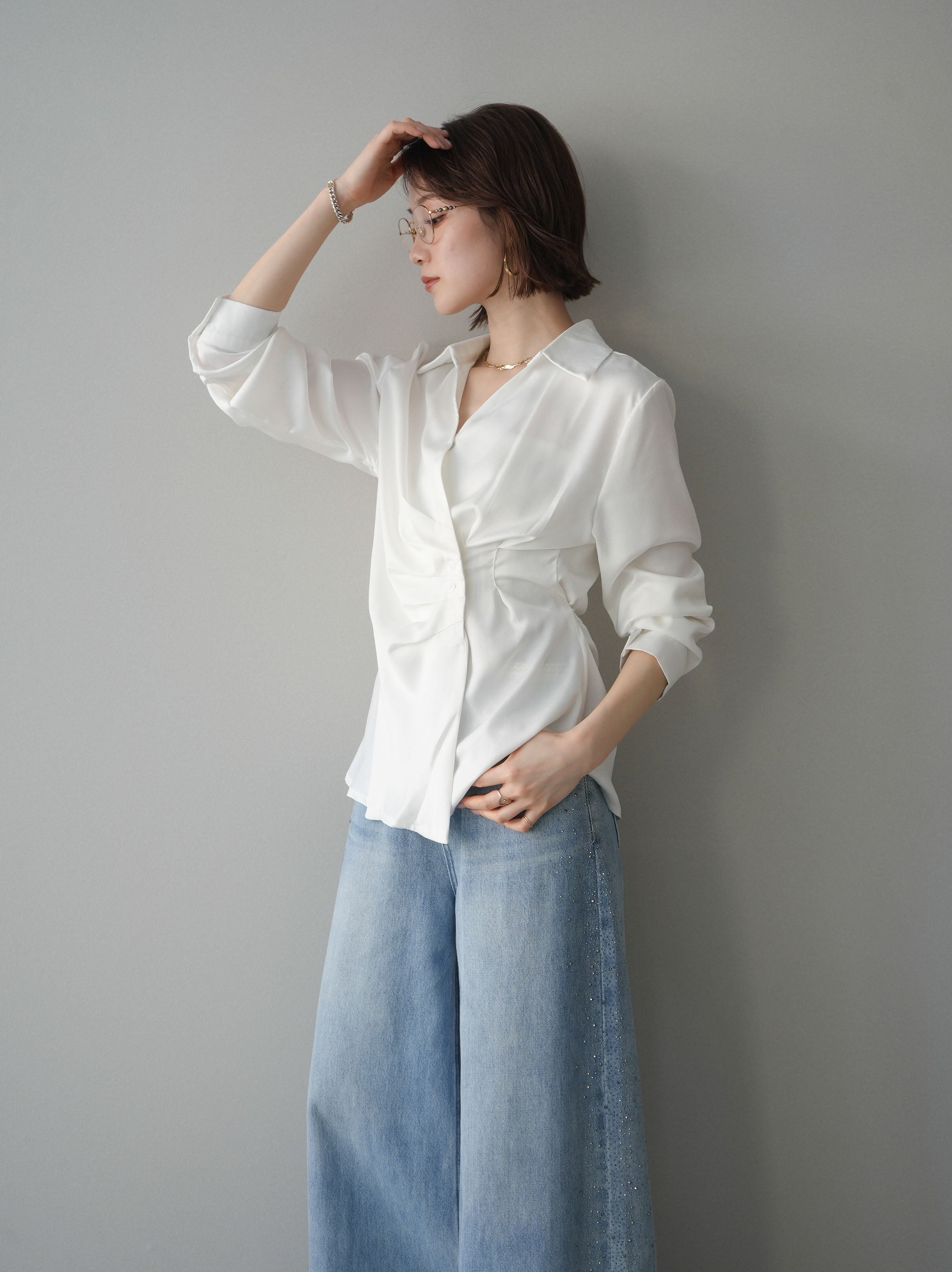 予約]サイドギャザーアシンメトリーデザインサテンブラウス/white – Lumier