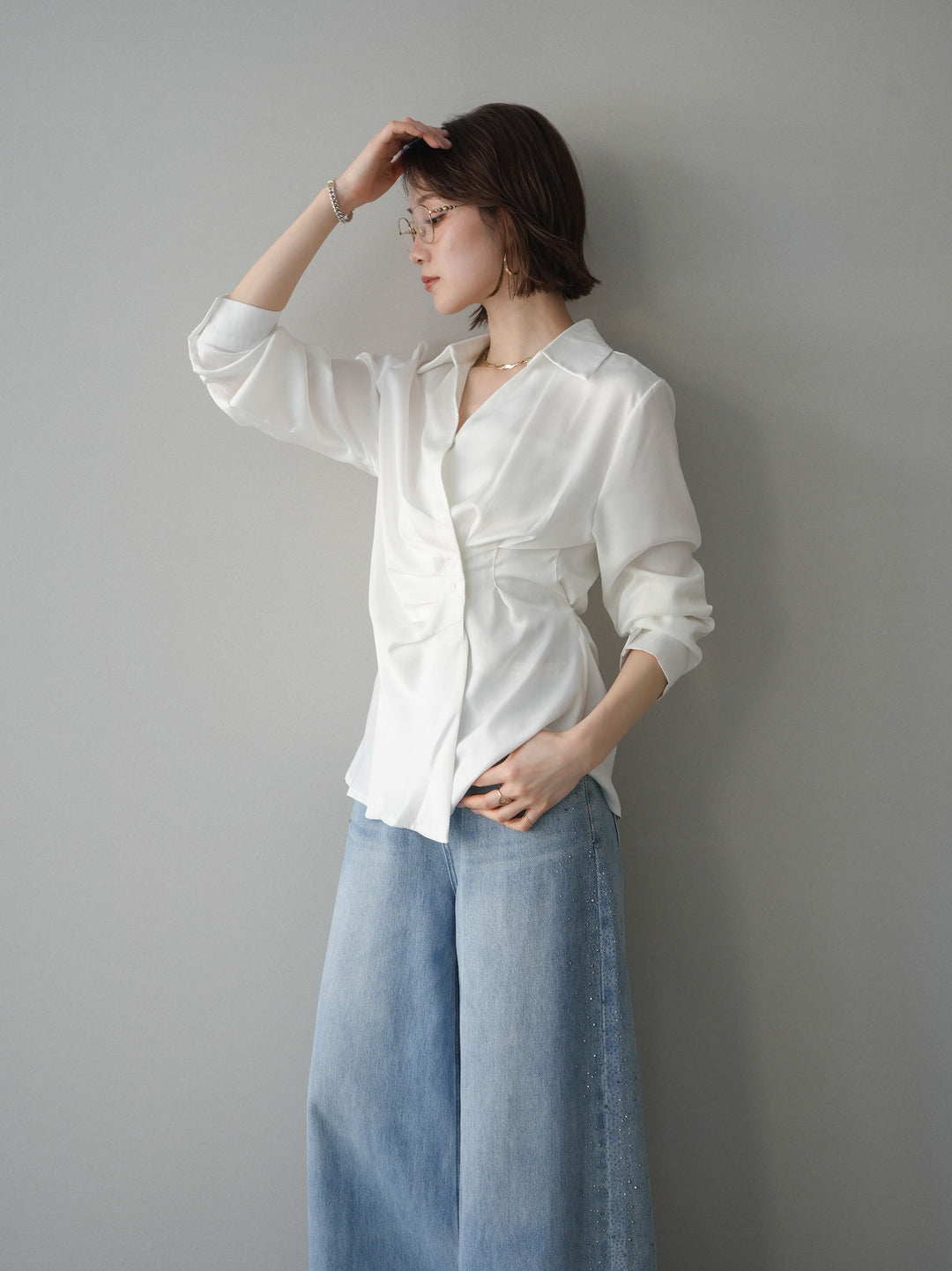 [予約]サイドギャザーアシンメトリーデザインサテンブラウス/white