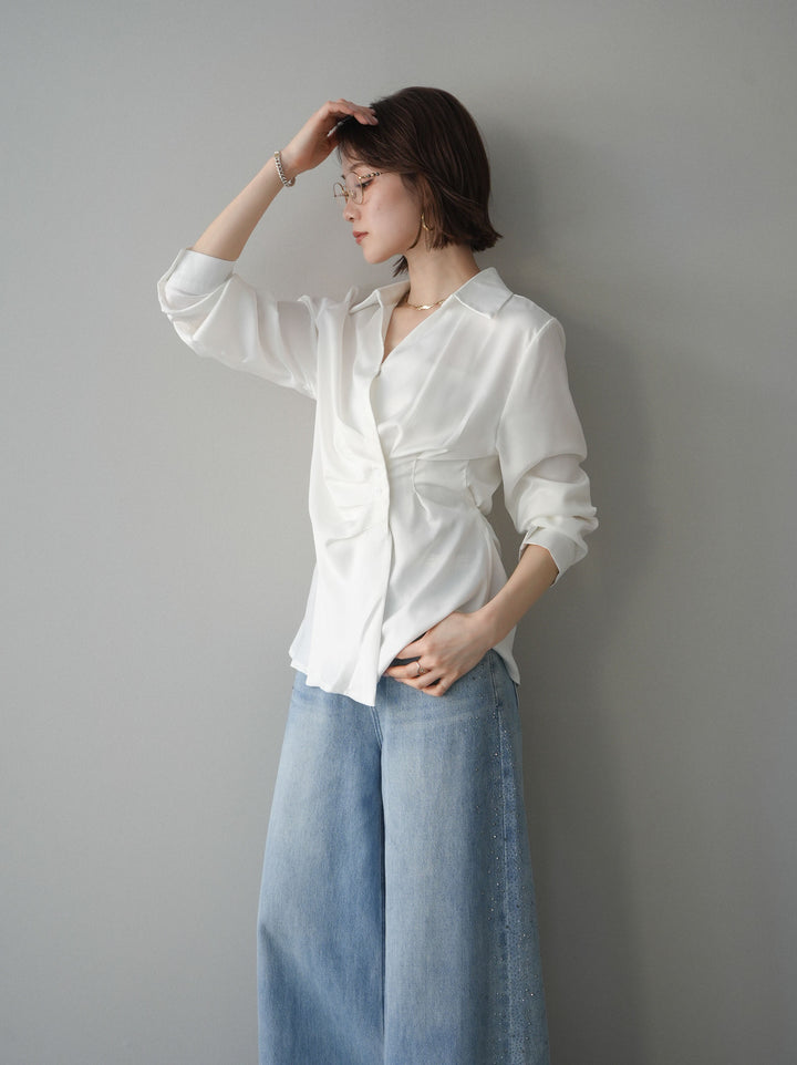 [予約]サイドギャザーアシンメトリーデザインサテンブラウス/white