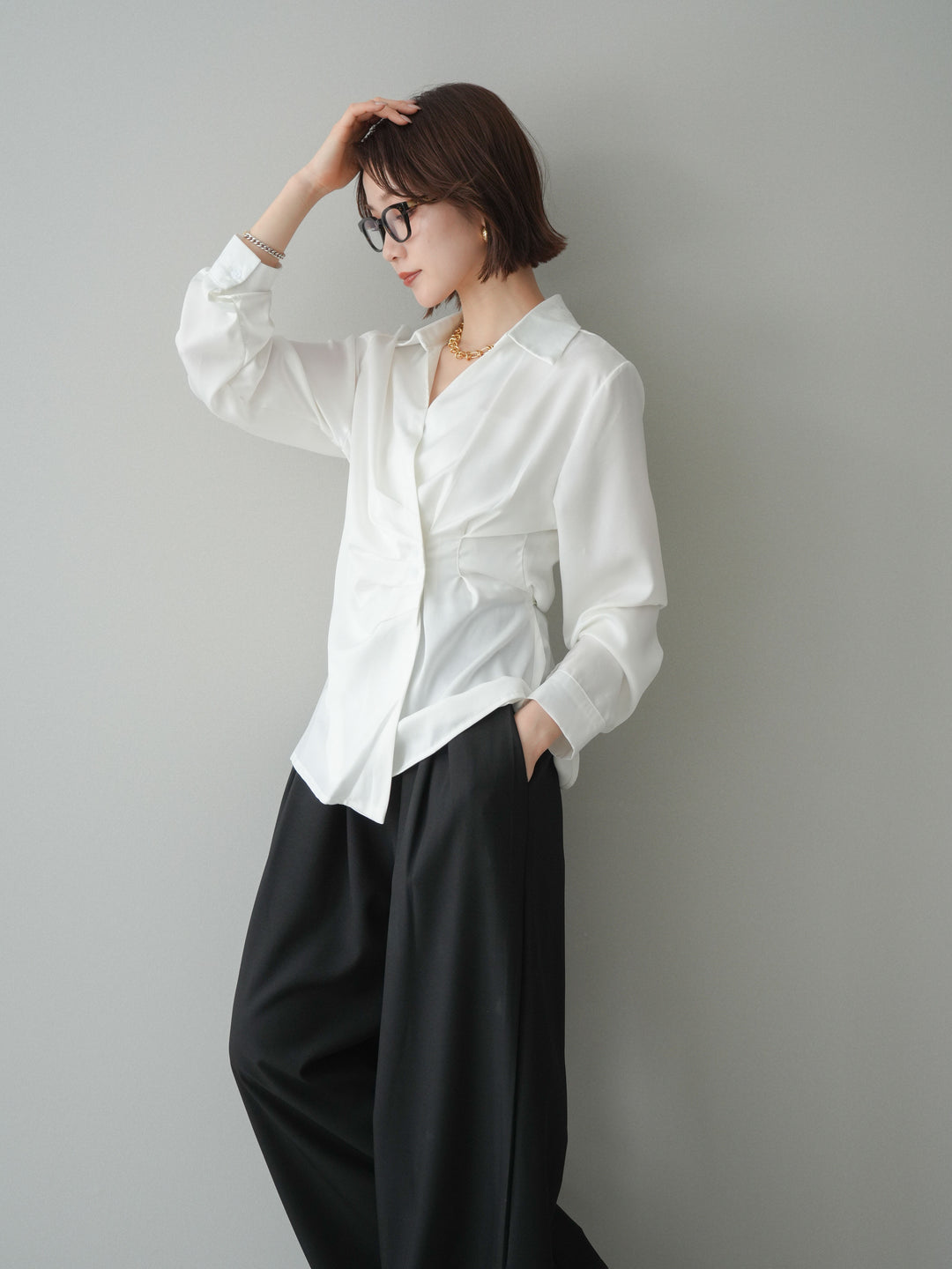 [予約]サイドギャザーアシンメトリーデザインサテンブラウス/white