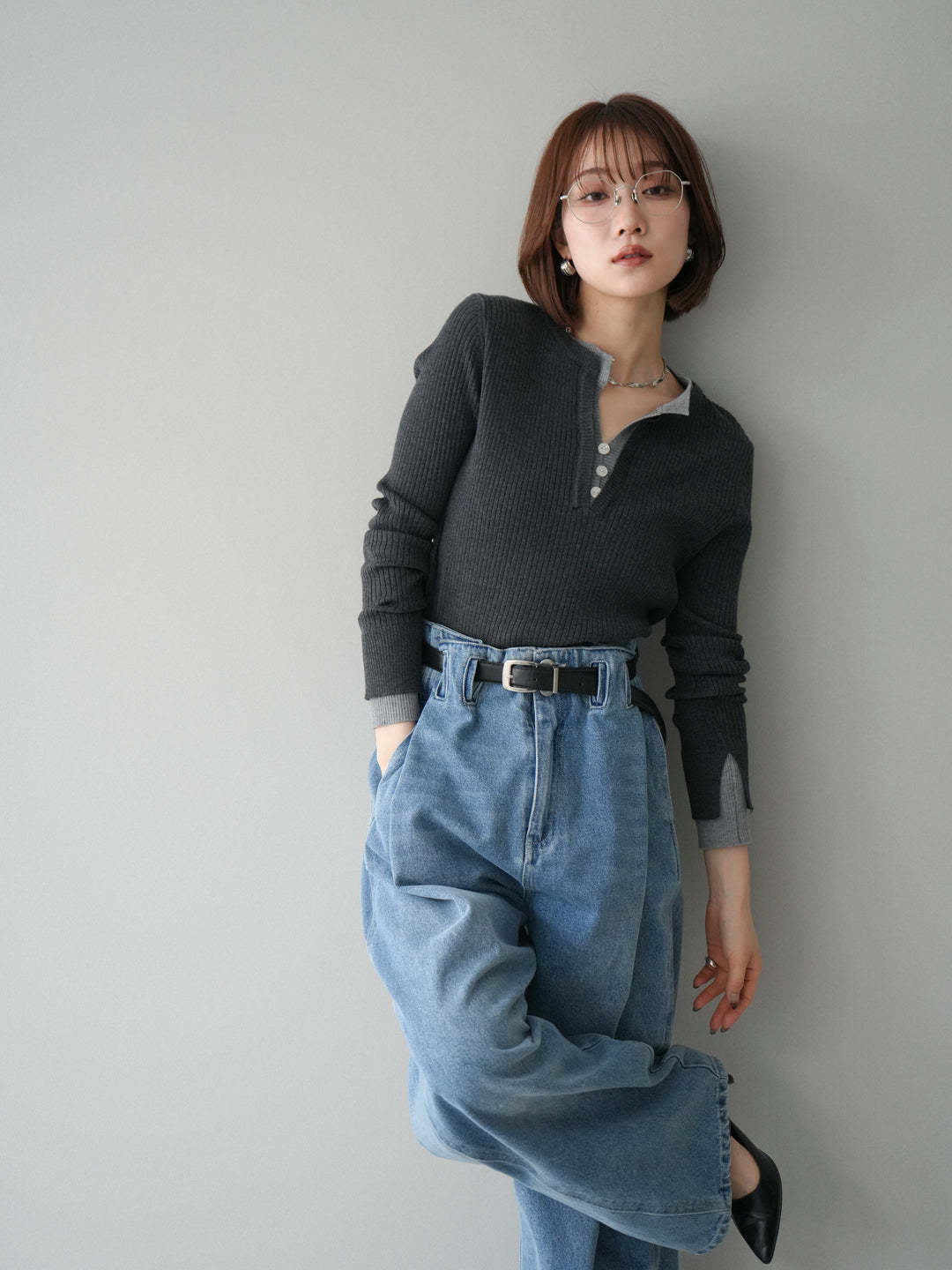 [SET]バイカラーキーネックリブニットトップス+ハイウエストベルトループデザインデニムパンツ(2set)