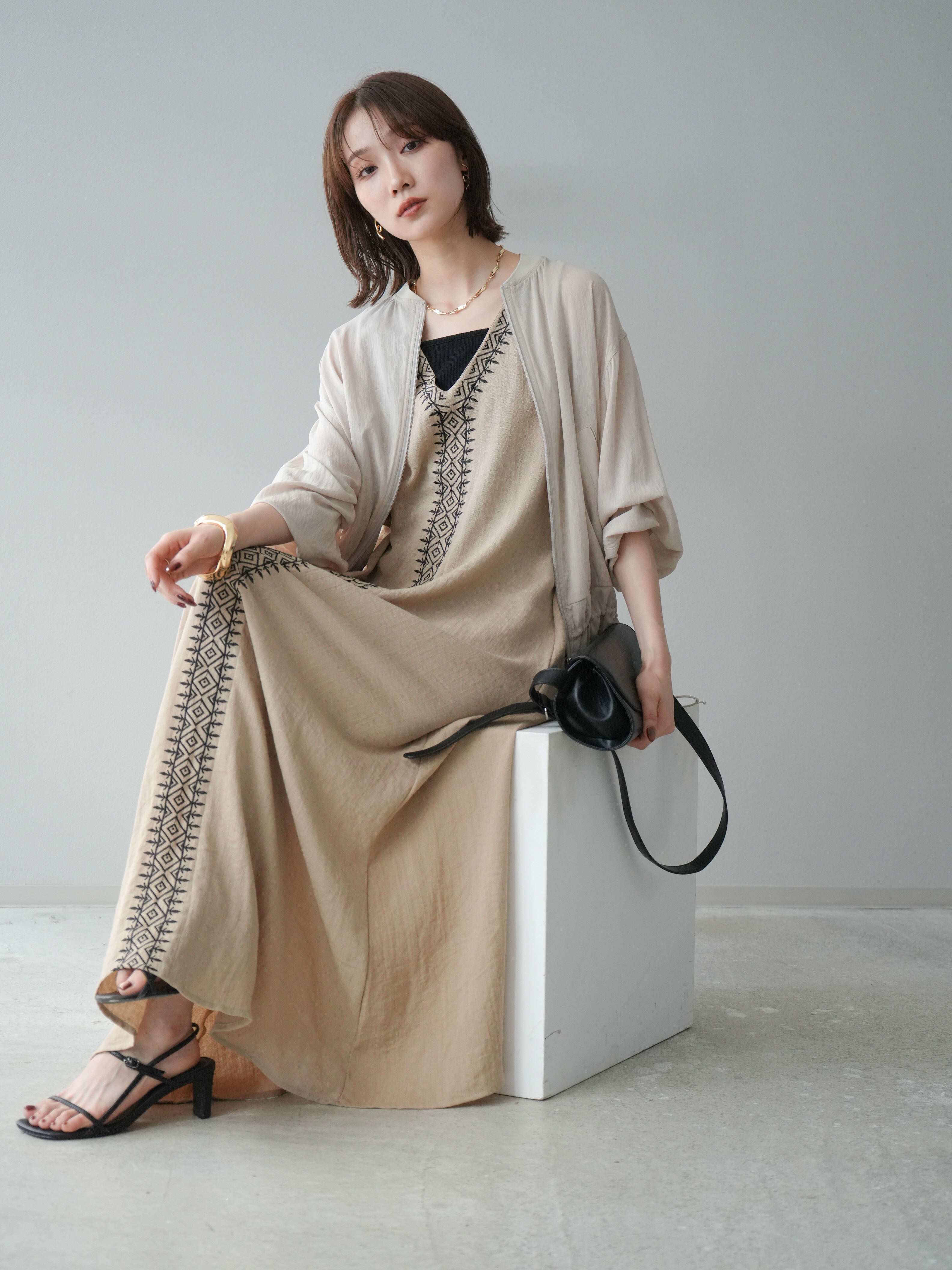 予約]刺繍Vネックワンピース/ベージュ – Lumier