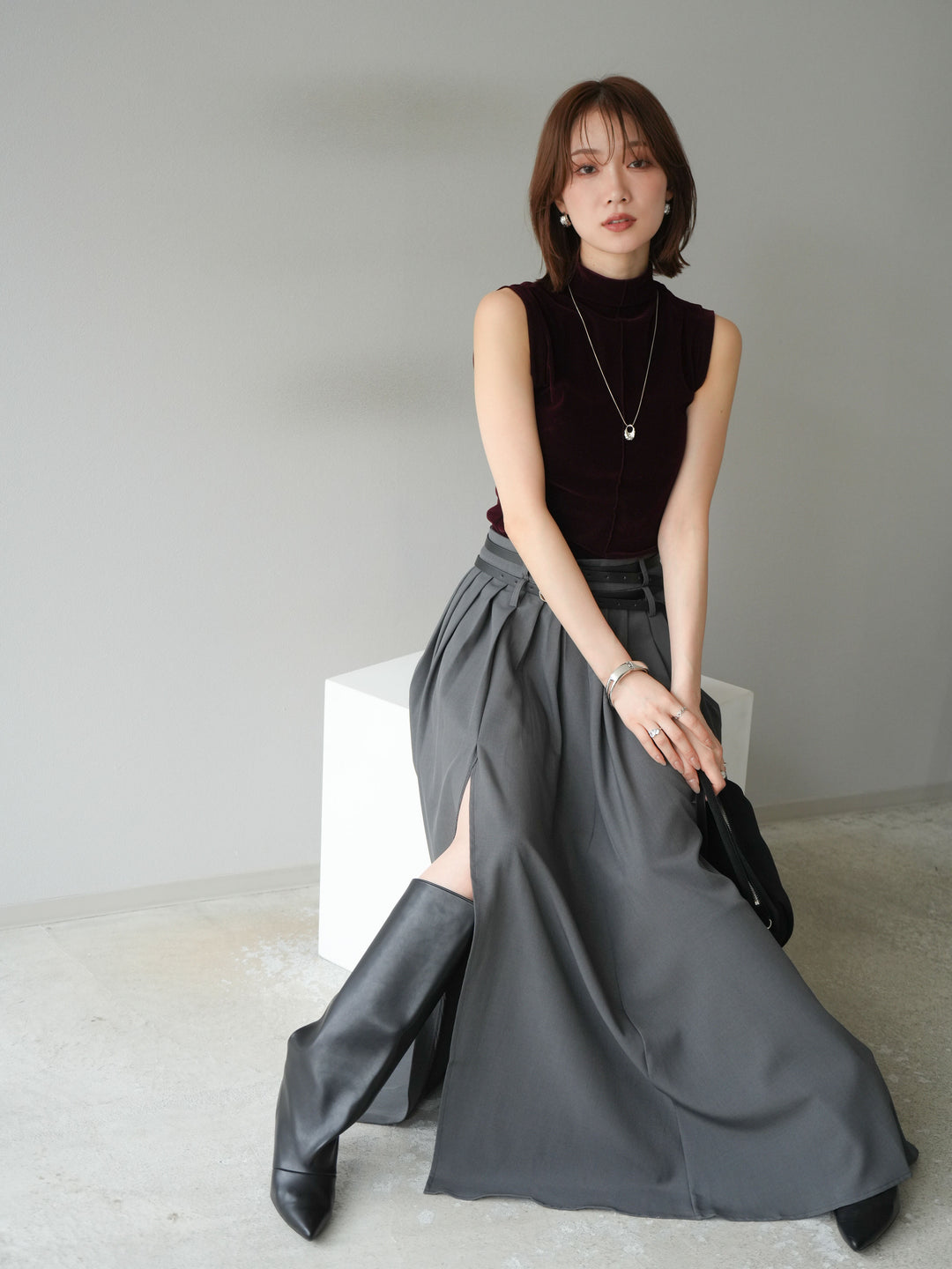 [SET]シアーベロアプチネックノースリーブトップス+エステルプリーツスリットスカート(2set)