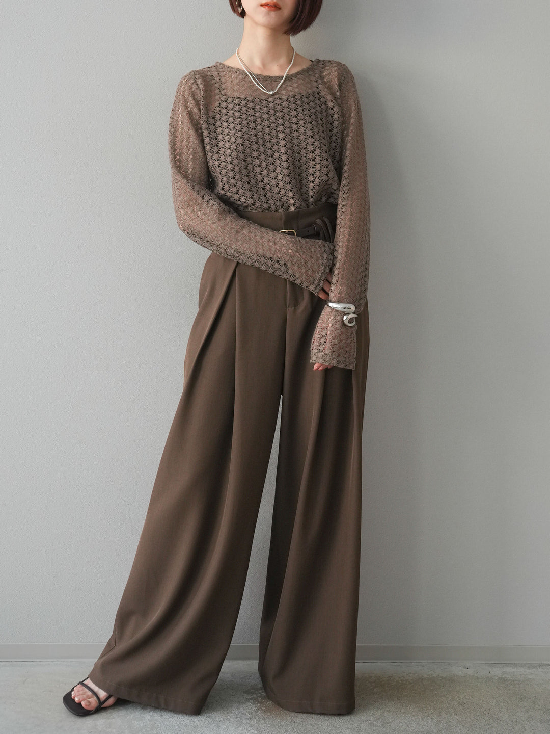 【預購】鏤空上衣/褐色