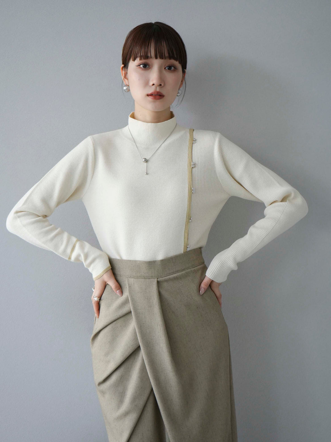 [預訂] 瓶頸配色設計紐扣針織上衣/象牙色