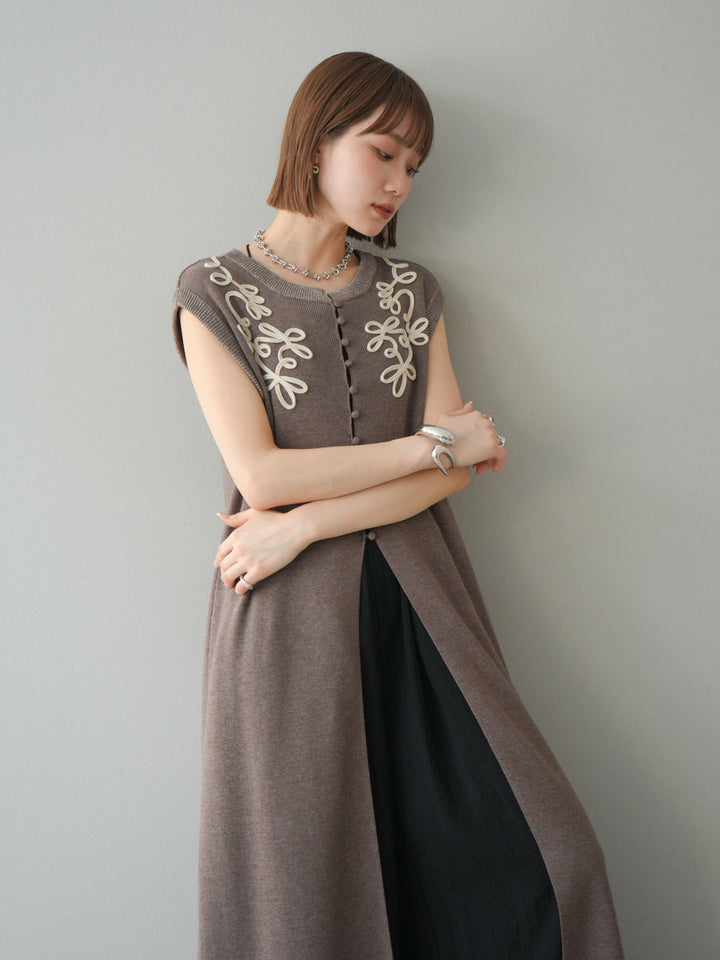 【預購】前開衩繩繡花針織洋裝/摩卡色