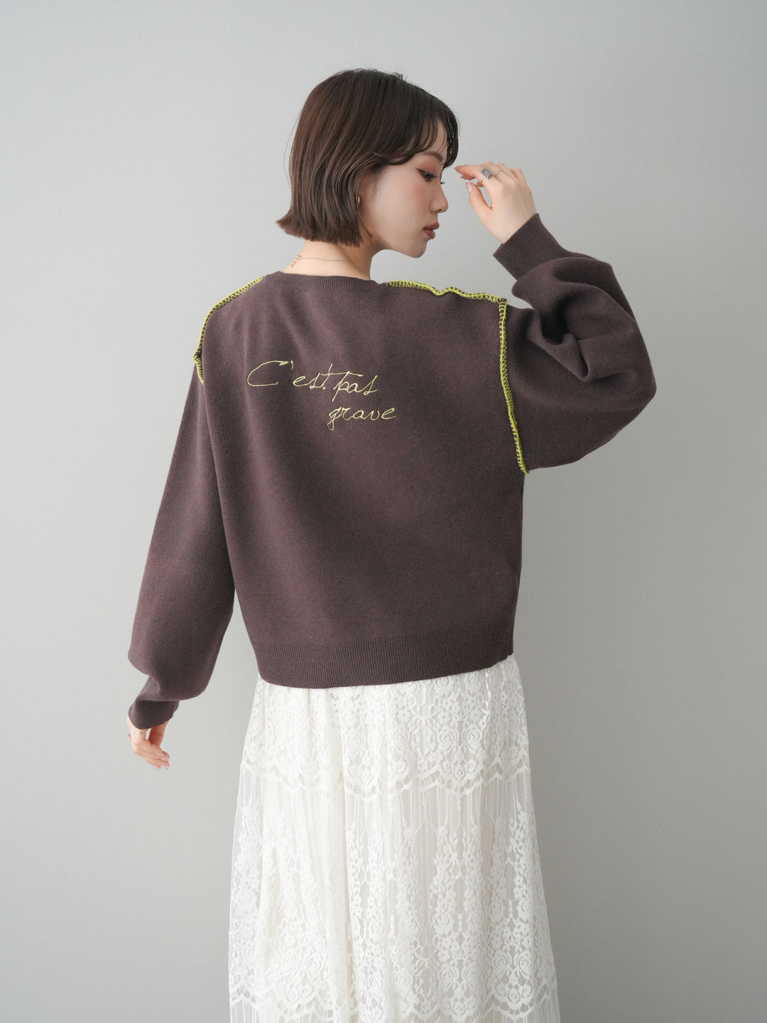 [予約]バックロゴ刺繍配色ステッチニットプルオーバー/brown