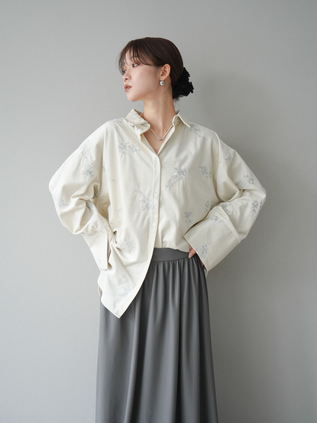 [予約]ベロアフラワーエンブロイダリーシャツ/エクリュ
