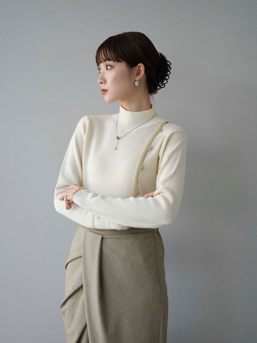 [預訂] 瓶頸配色設計紐扣針織上衣/象牙色