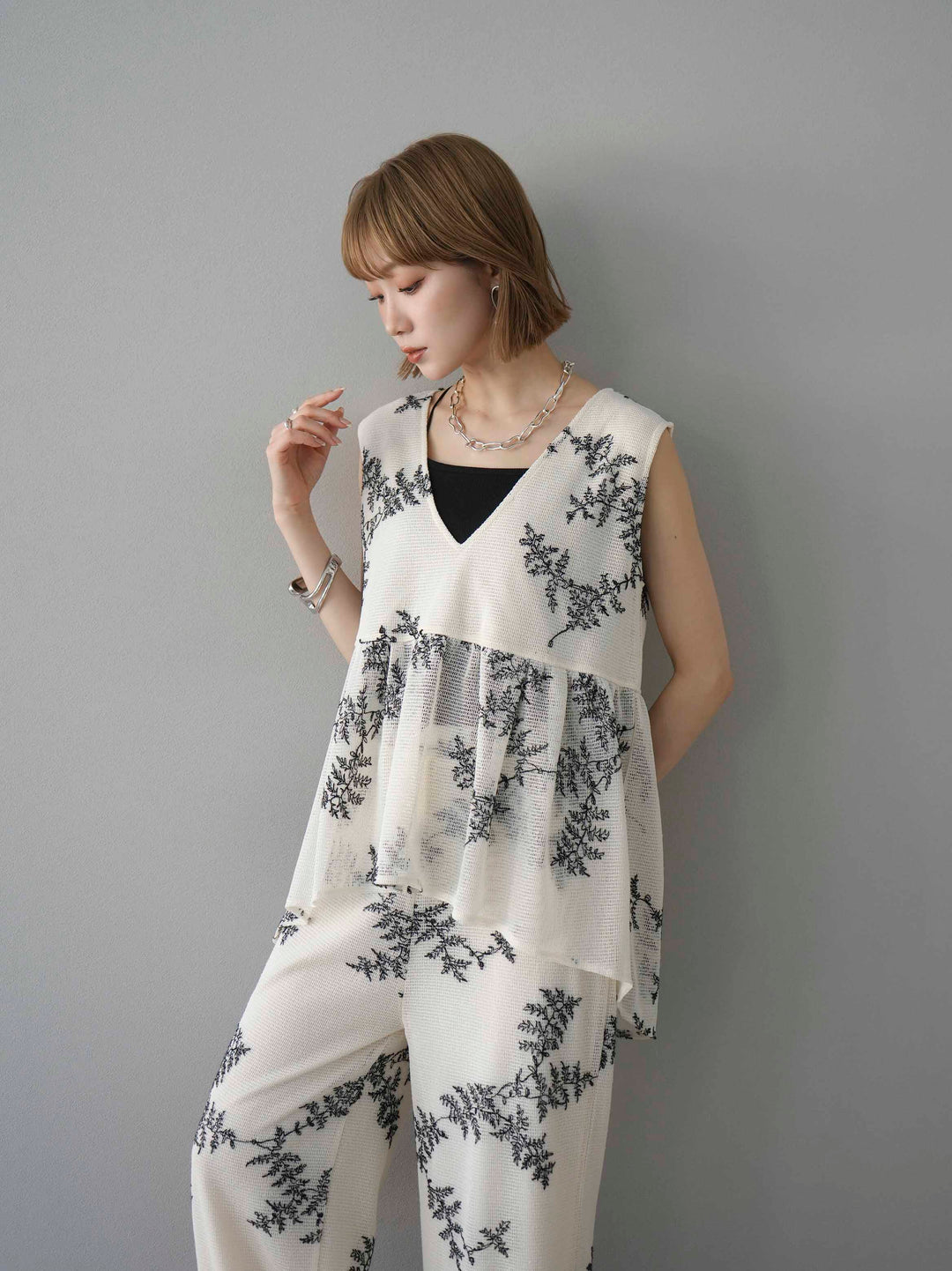 [予約]リーフ柄メッシュVネックフレアトップス/アイボリー