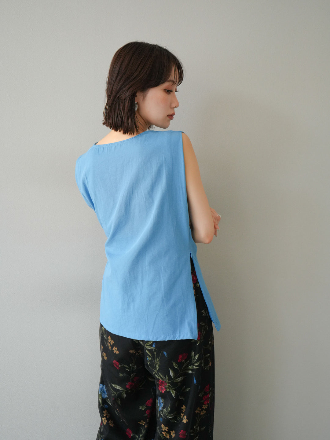 [SET] 側扭法式上衣+植物圖案休閒褲+繩繡薄紗疊穿褲（3件套裝）