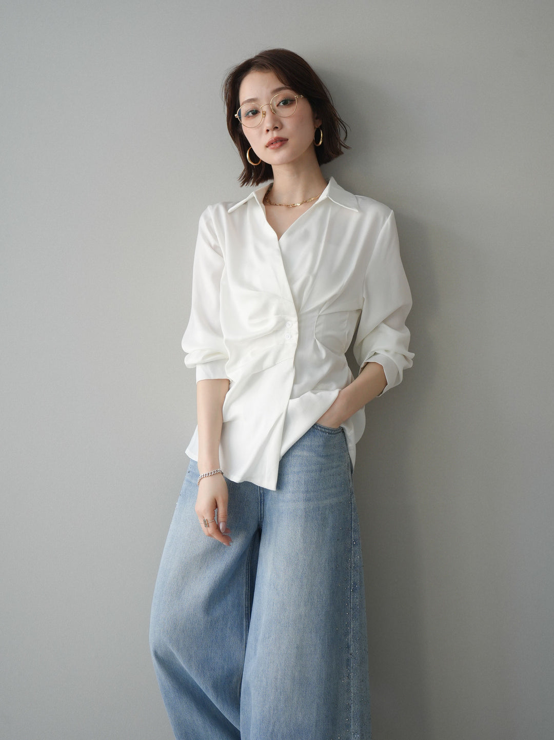 [予約]サイドギャザーアシンメトリーデザインサテンブラウス/white