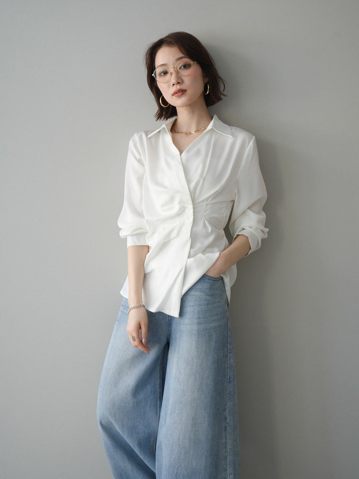 [予約]サイドギャザーアシンメトリーデザインサテンブラウス/white