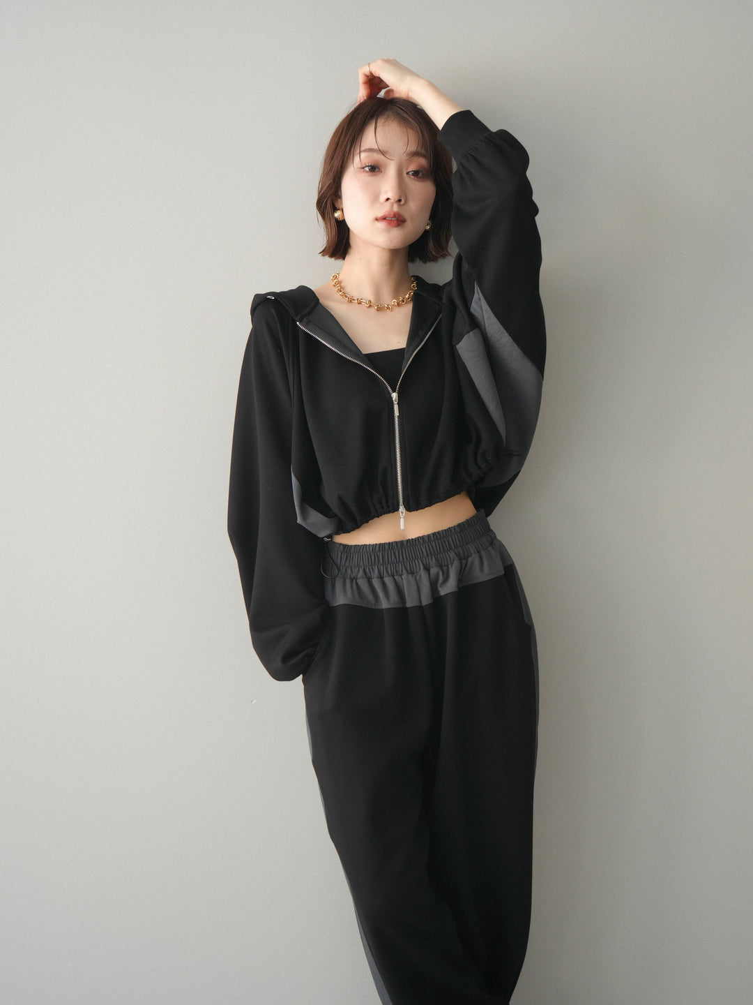 [予約]バイカラー異素材ライトポンチクロップドZIPフーディー/black