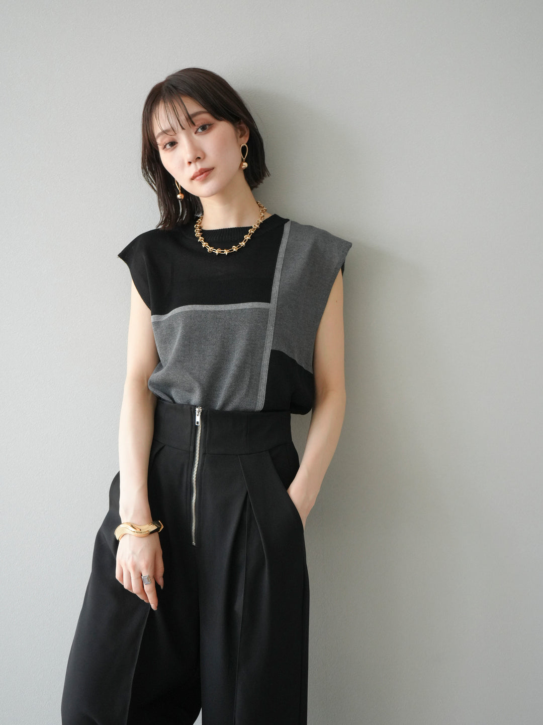 [SET] 同色系無袖針織套衫 + 可選飾品套裝（2 套）