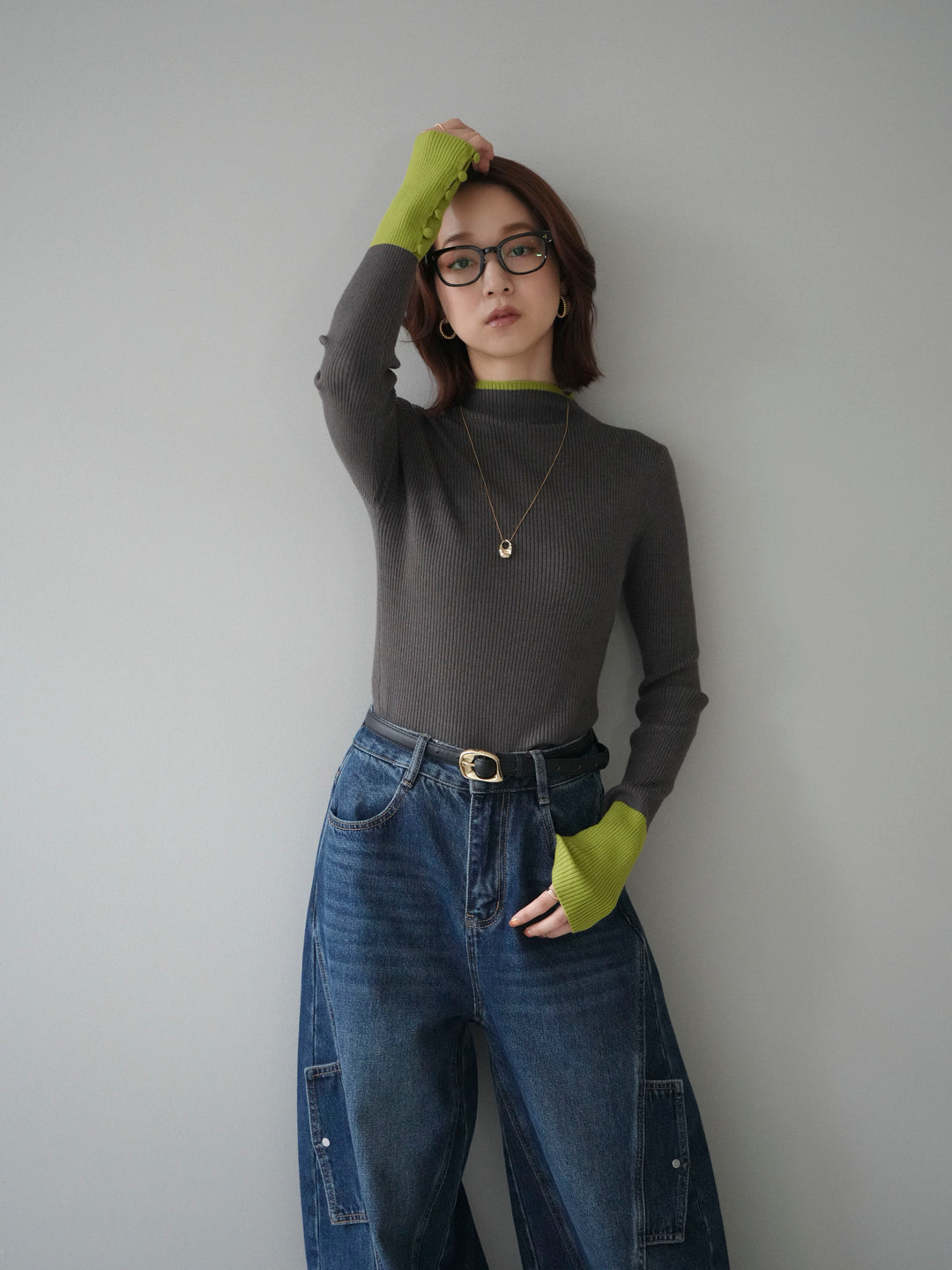 [予約]袖ボタンハイネック配色リブニットトップス/charcoal