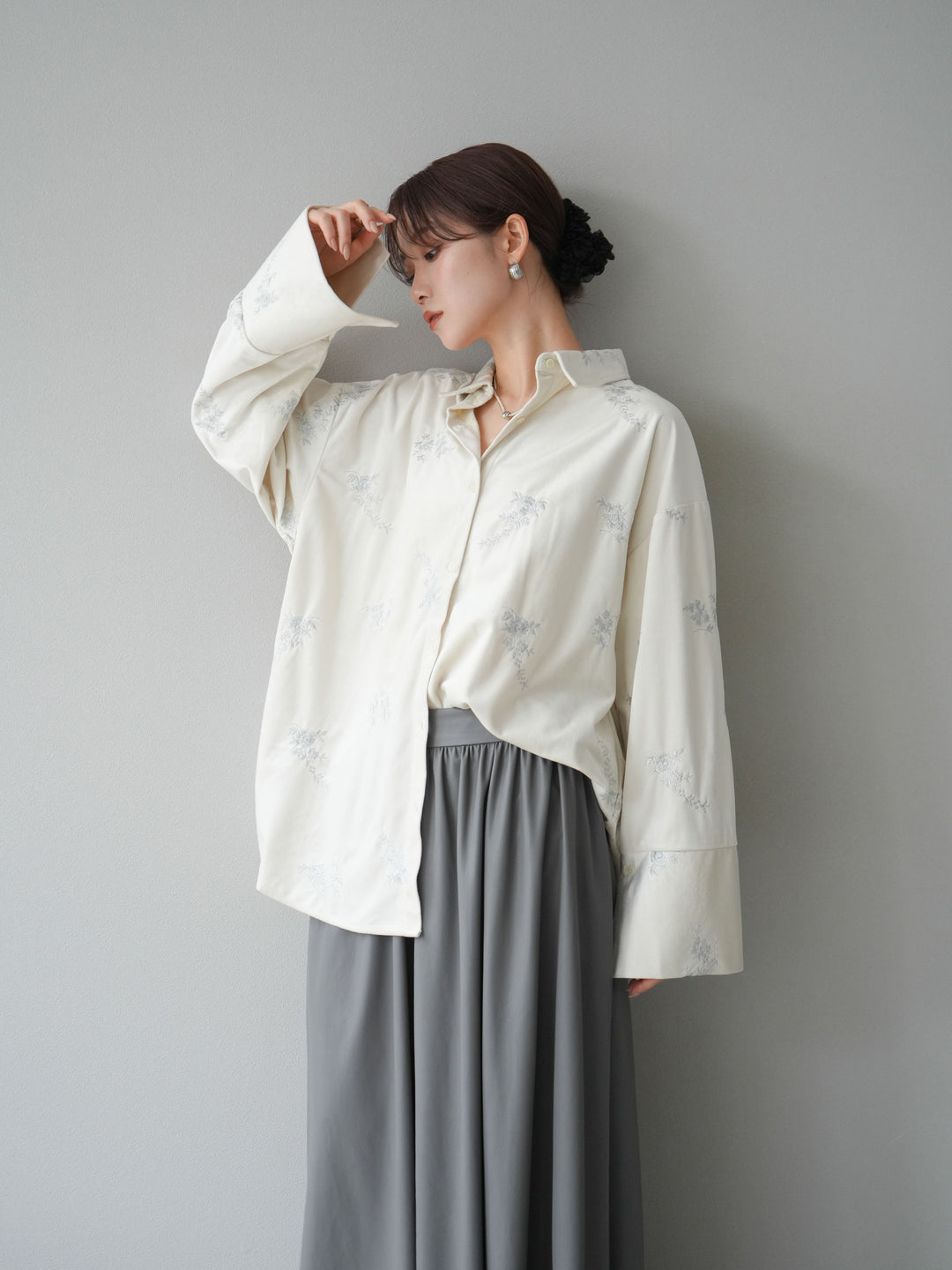 [予約]ベロアフラワーエンブロイダリーシャツ/エクリュ