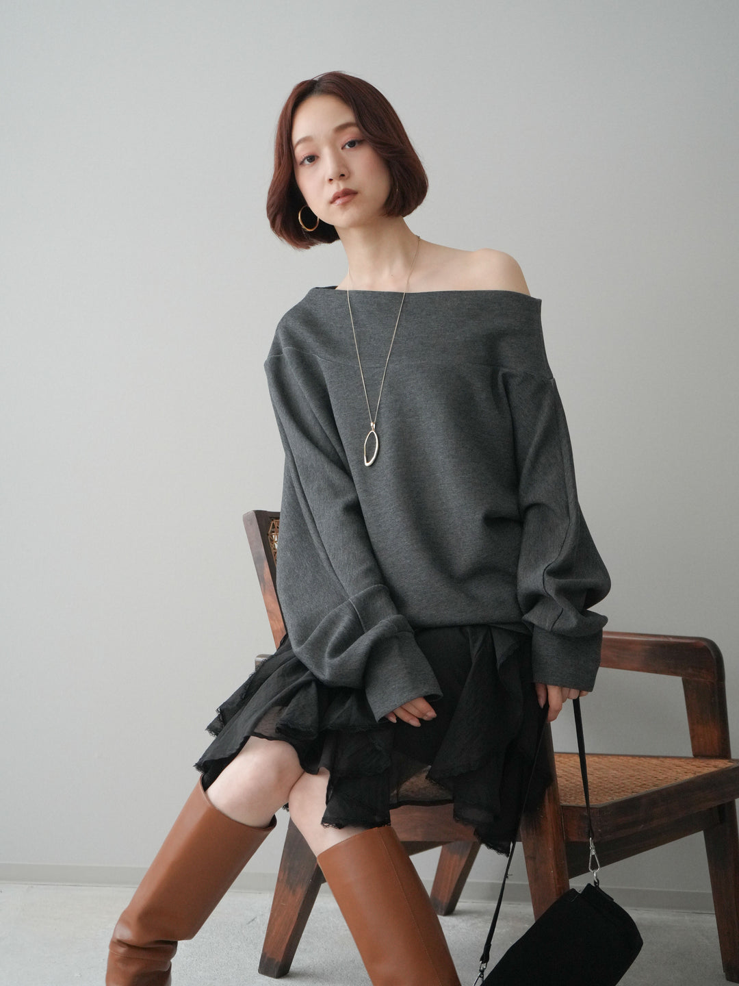 [SET]アシンメトリーオフショルポンチプルオーバー+ラッフルレースミニスカート(2set)