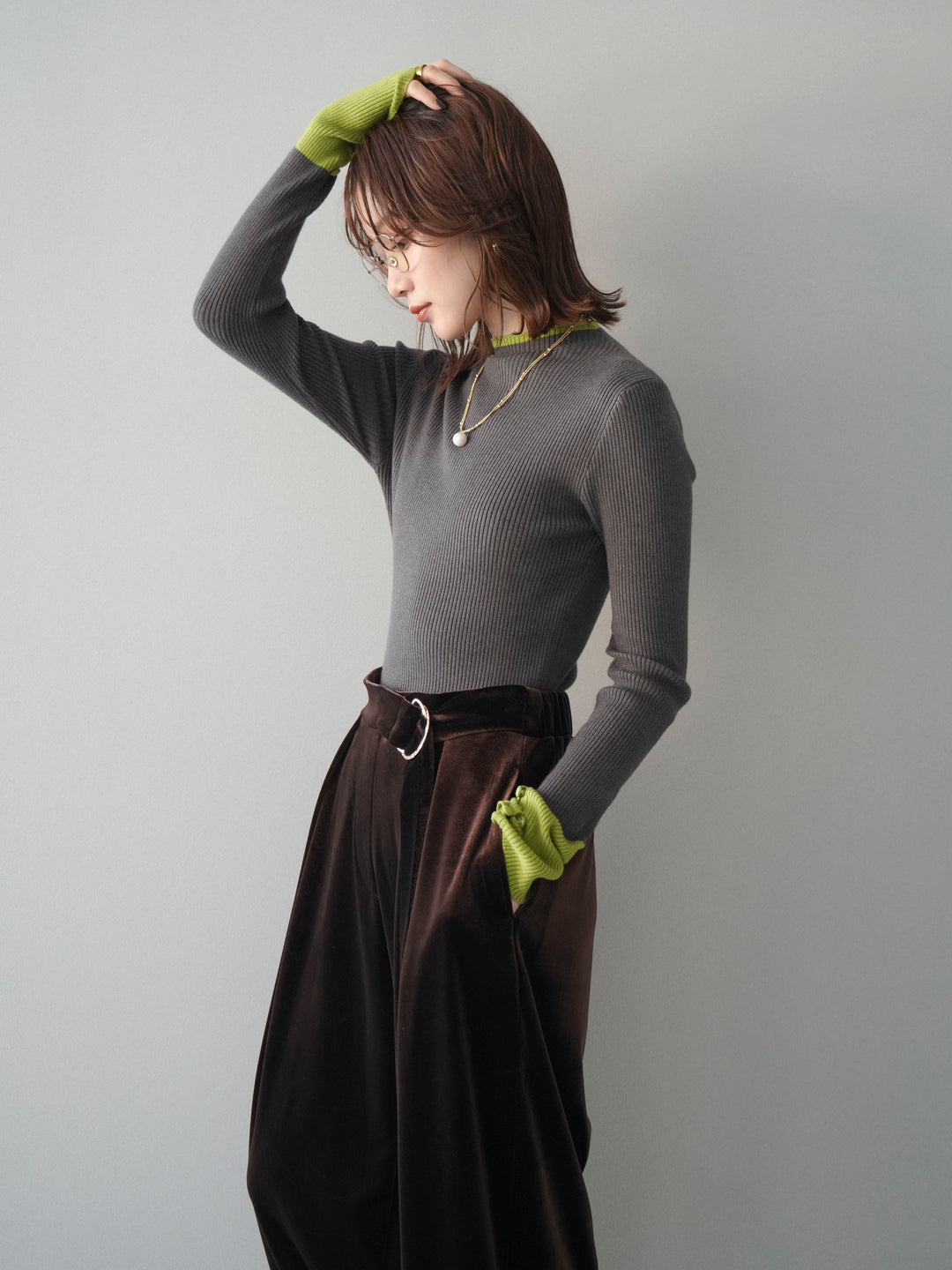 [SET]袖ボタンハイネック配色リブニットトップス+選べるアクセセット(2set)