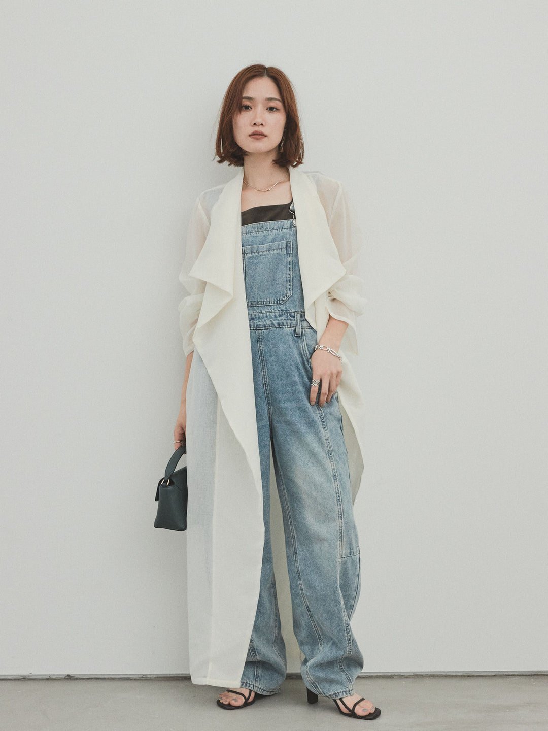 [SET] 中縫牛仔背帶褲 + 透視長版外套（2 件組）