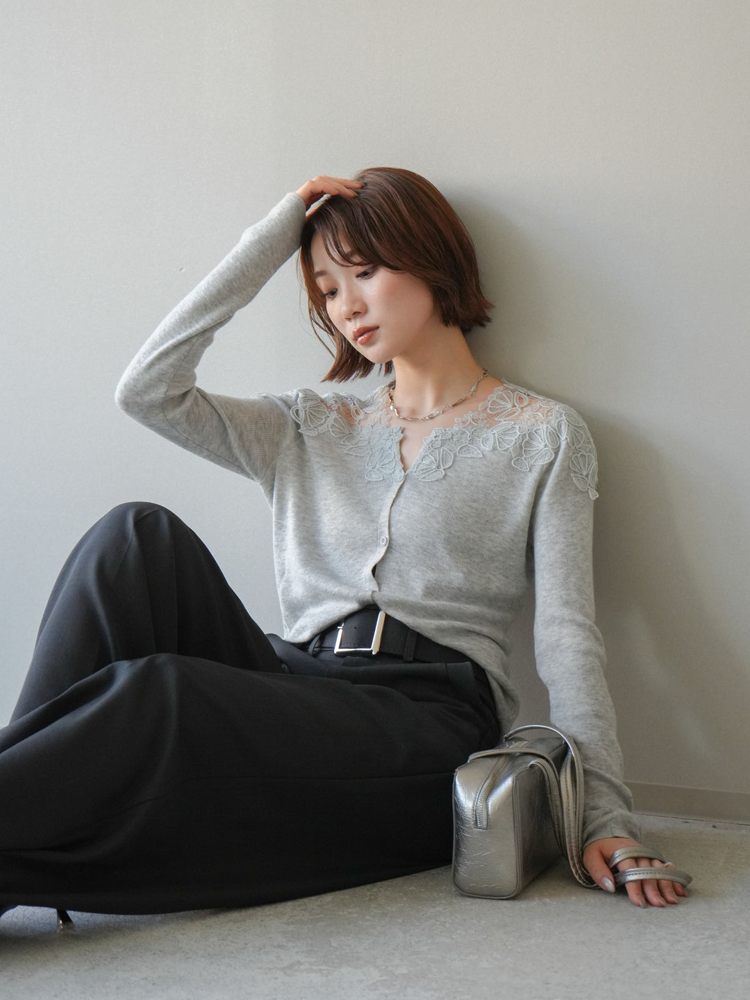 【套裝】肩部蕾絲針織開襟衫+銀色搭扣垂褶闊腿褲（兩件套）