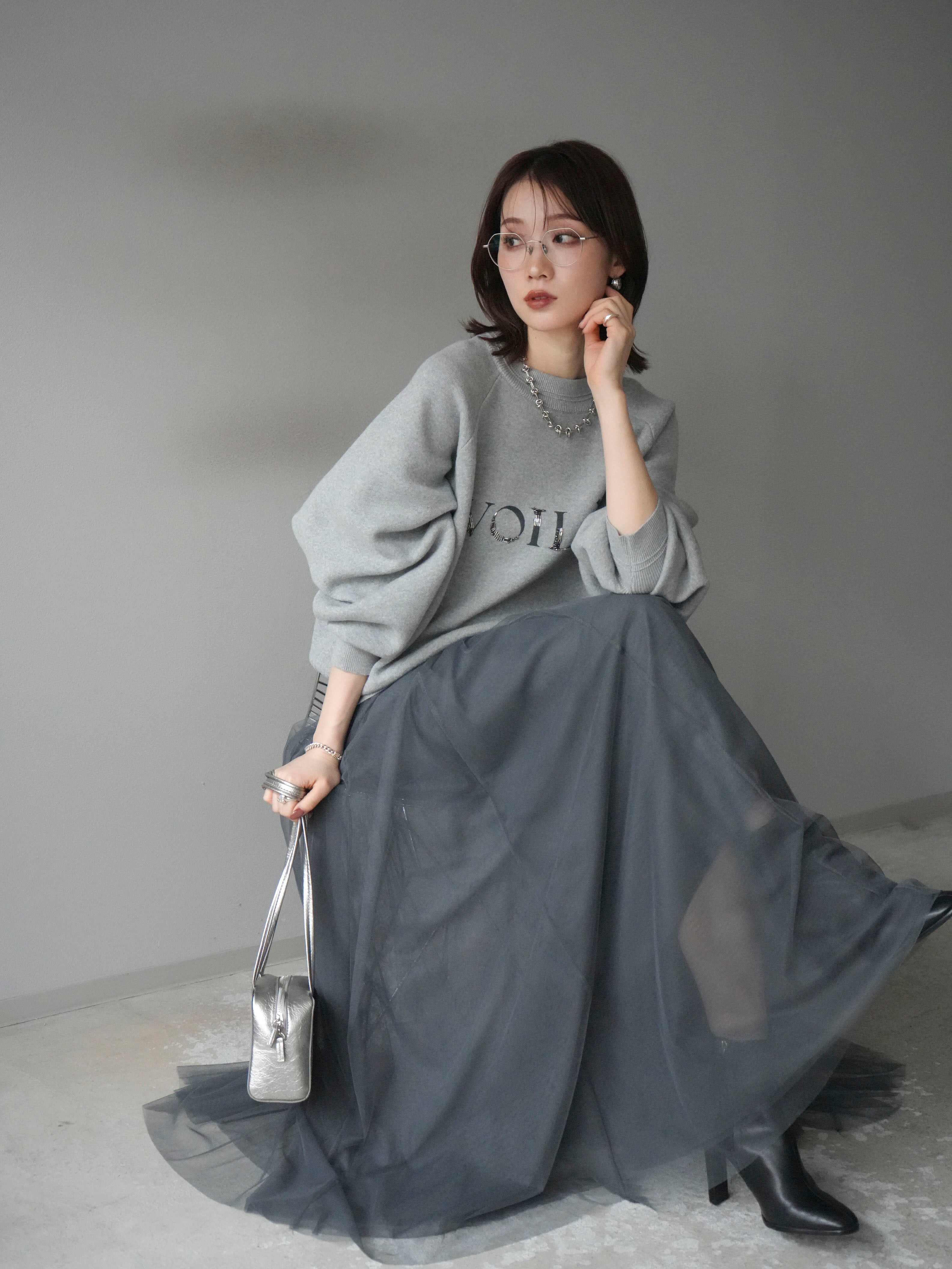 予約]スウェットライクビーズロゴ刺繍ニットプルオーバー/mokugray