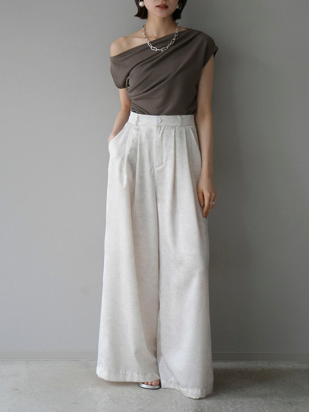 [Pre-order] Asymmetrical tuck sleeveless knit/brown