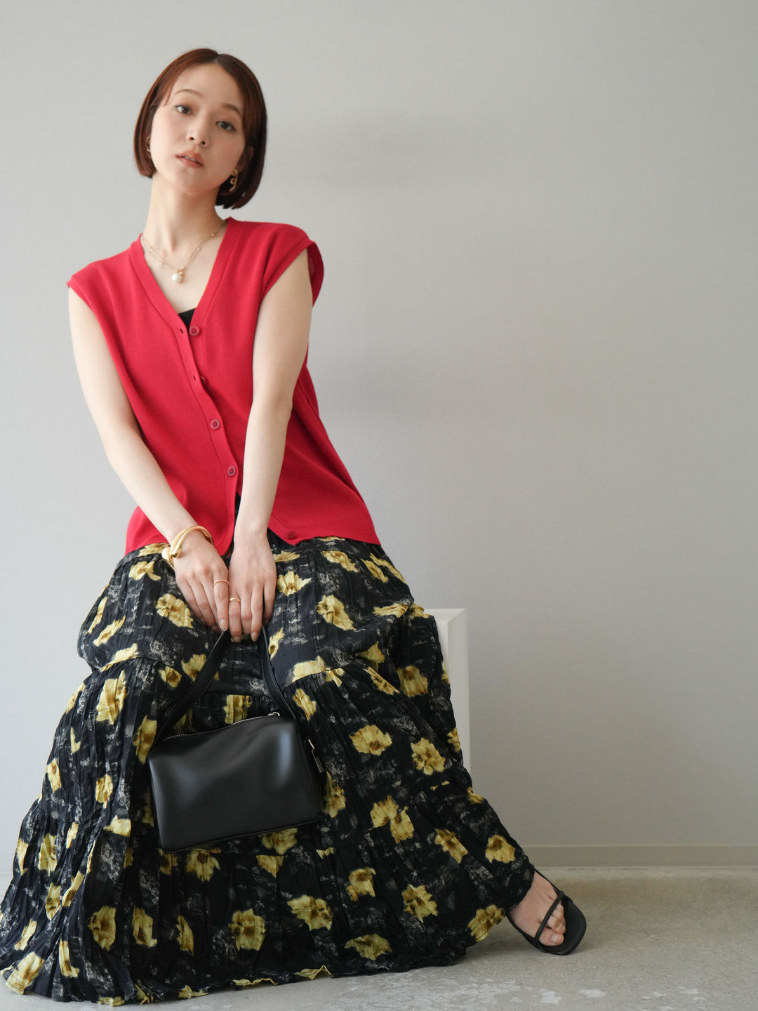 [SET] V領人造絲針織背心+花邊長裙（2件組）