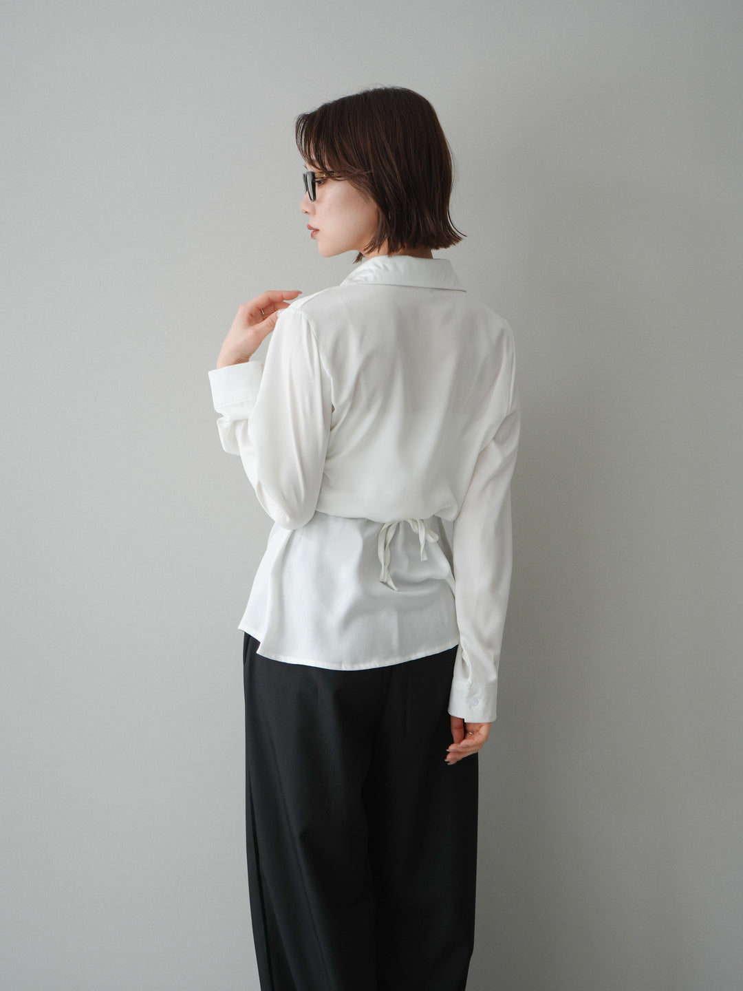 [予約]サイドギャザーアシンメトリーデザインサテンブラウス/white
