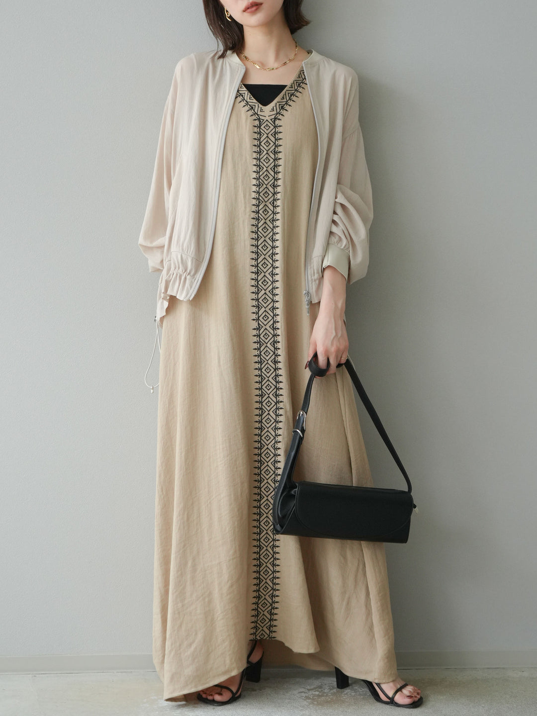 【預購】刺繡V領洋裝/米色