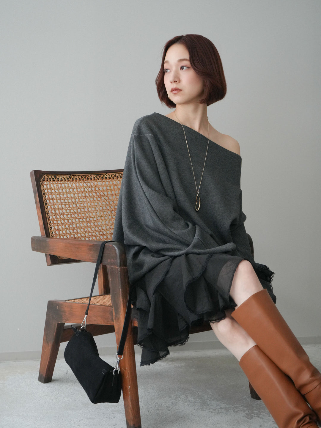 [SET]アシンメトリーオフショルポンチプルオーバー+ラッフルレースミニスカート(2set)