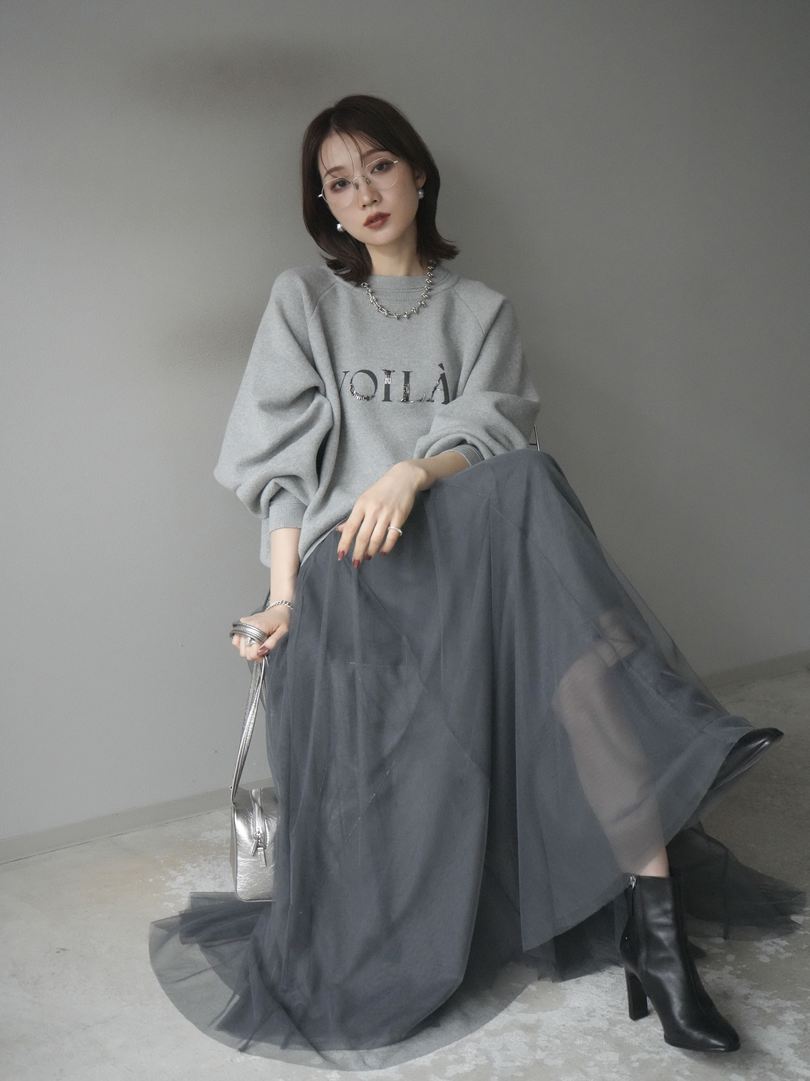 予約]スウェットライクビーズロゴ刺繍ニットプルオーバー/mokugray
