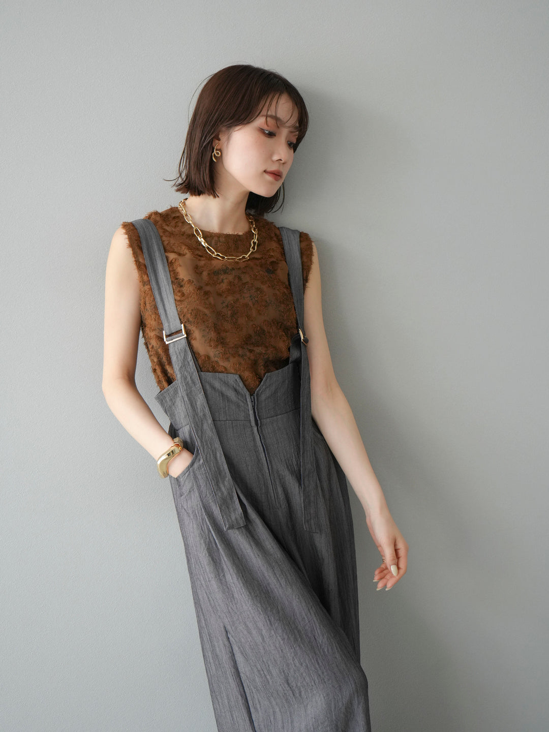 [SET]ストリングデザインハイウエストサロペット+ニュアンスフリンジジャガードノースリーブブラウス(2set)