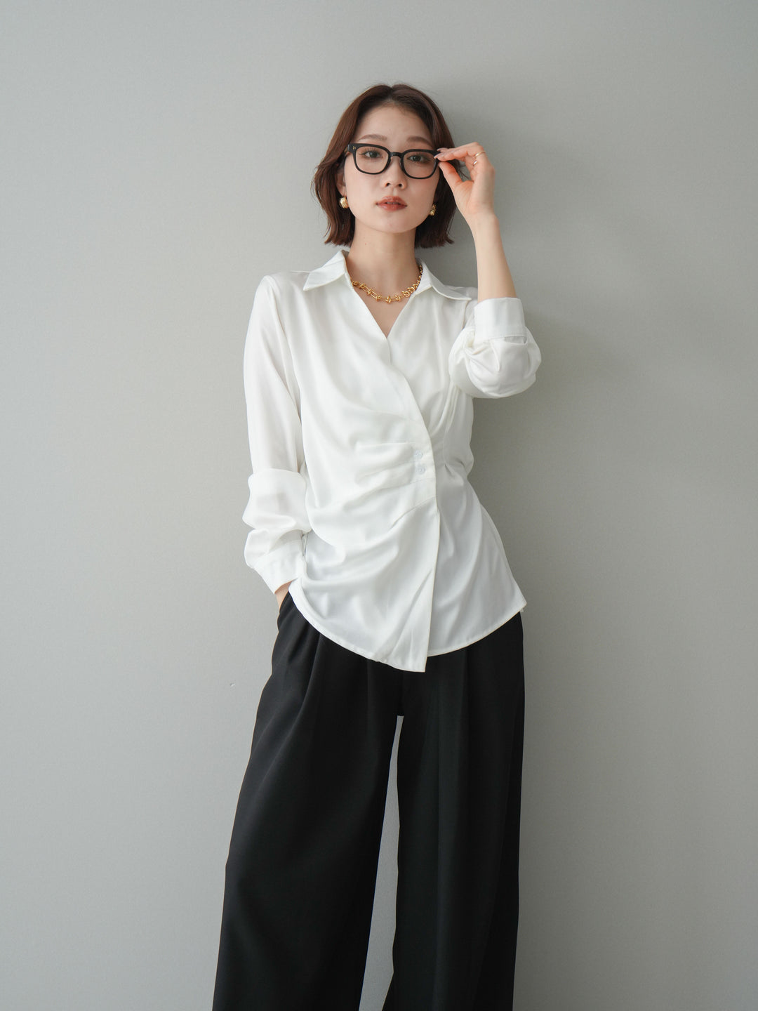 [予約]サイドギャザーアシンメトリーデザインサテンブラウス/white