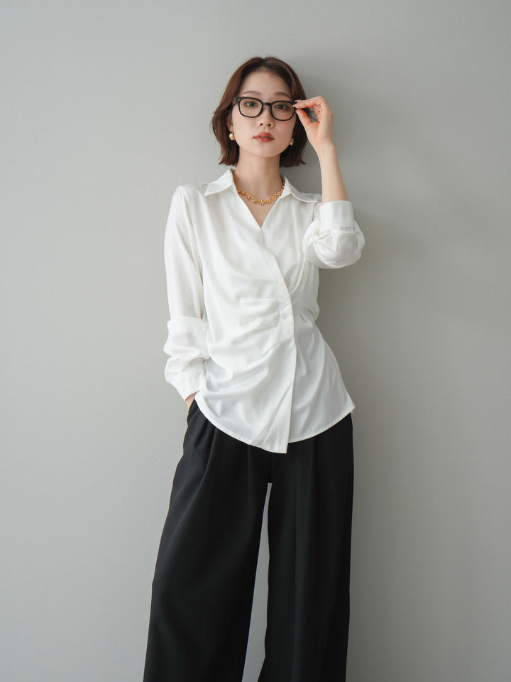 [予約]サイドギャザーアシンメトリーデザインサテンブラウス/white