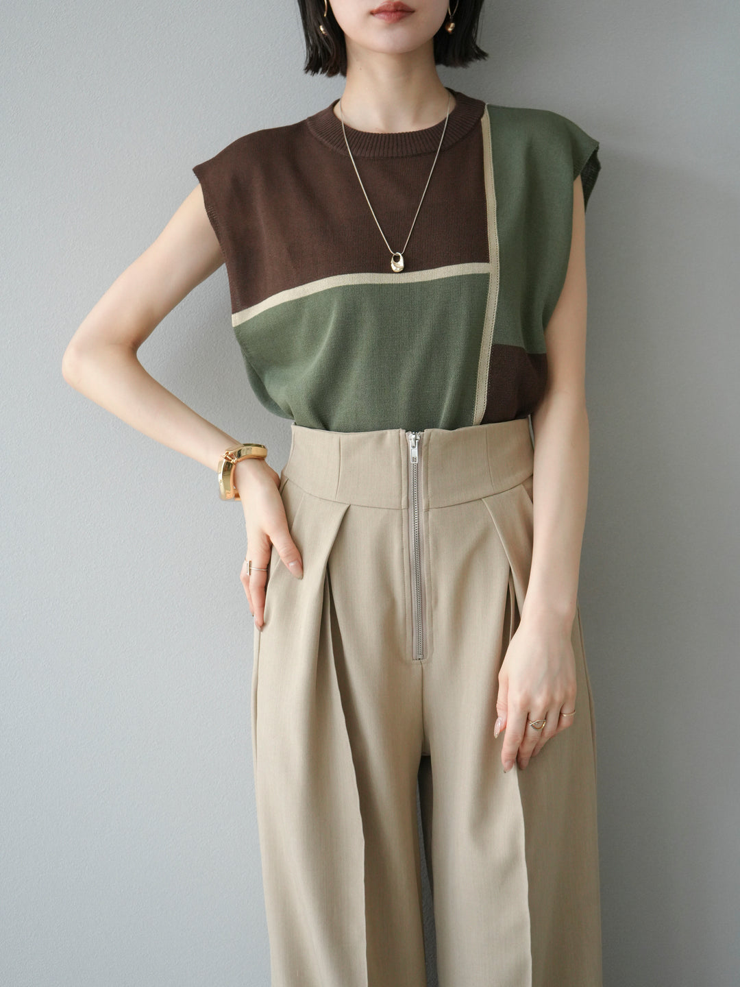 [SET] 同色系無袖針織套衫 + 可選飾品套裝（2 套）