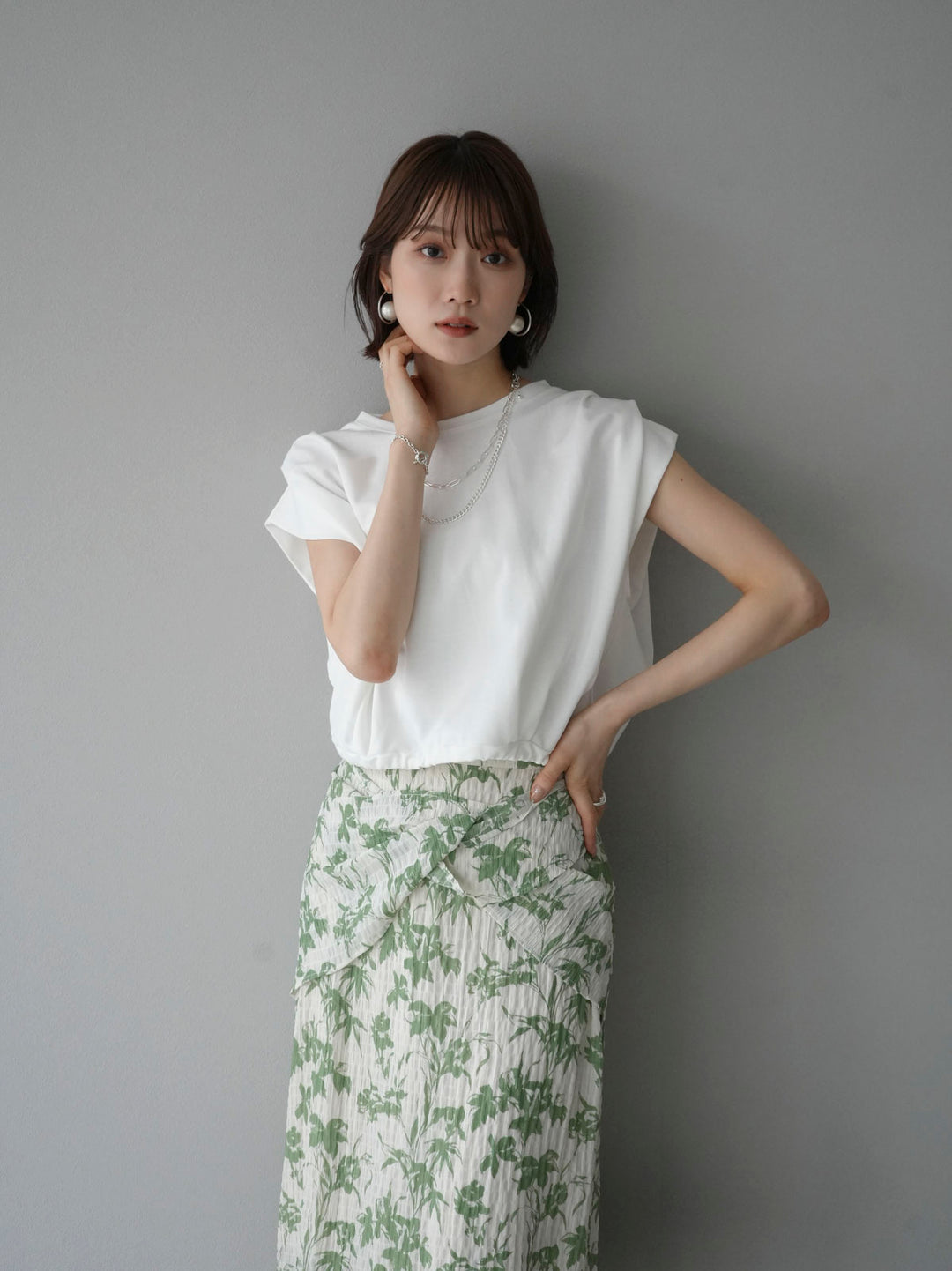 [Pre-order] Tuck shoulder hem drawstring ribbon top/white