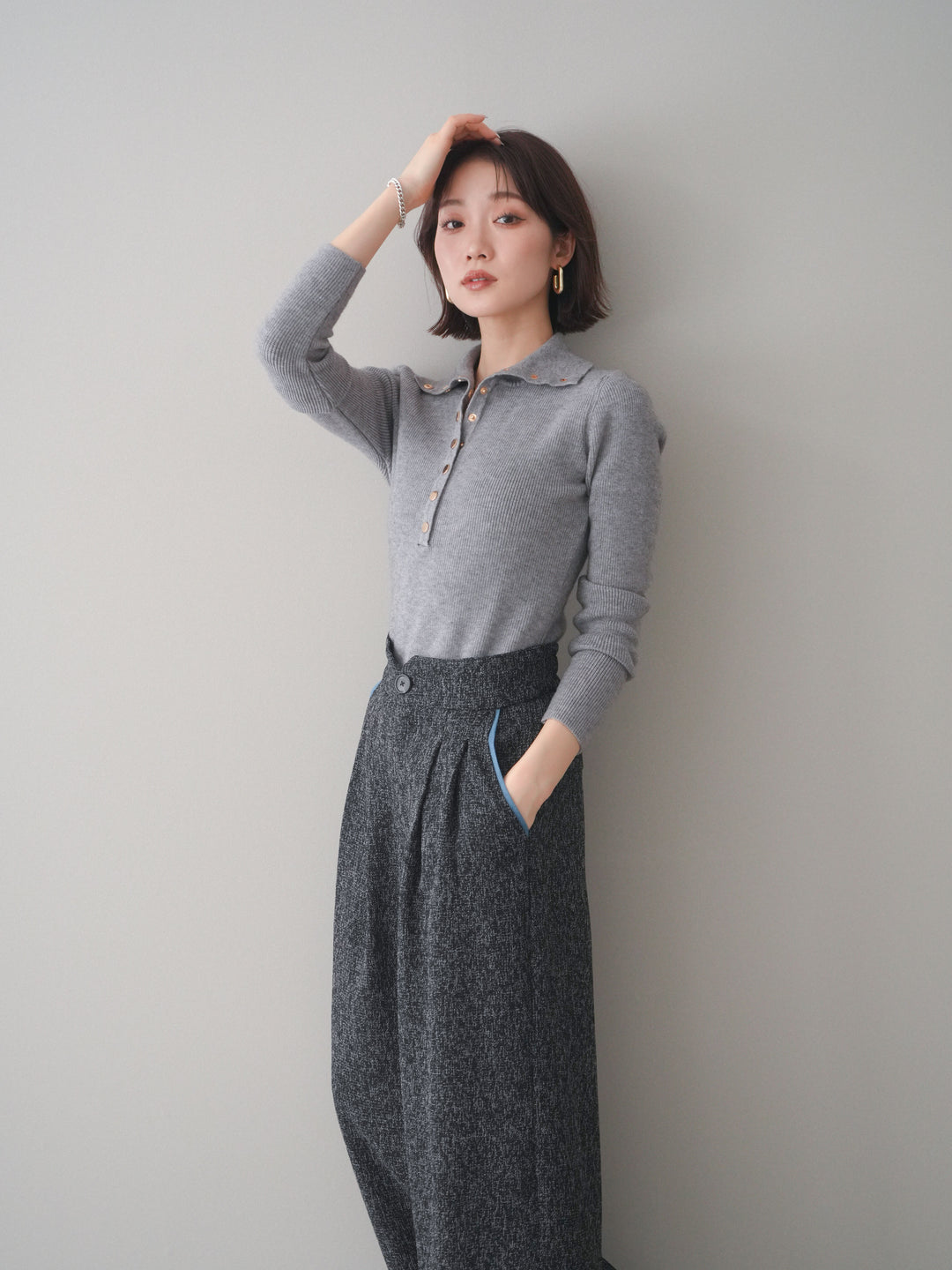 [予約]ゴールドボタンニュアンスタートルリブニットトップス/gray