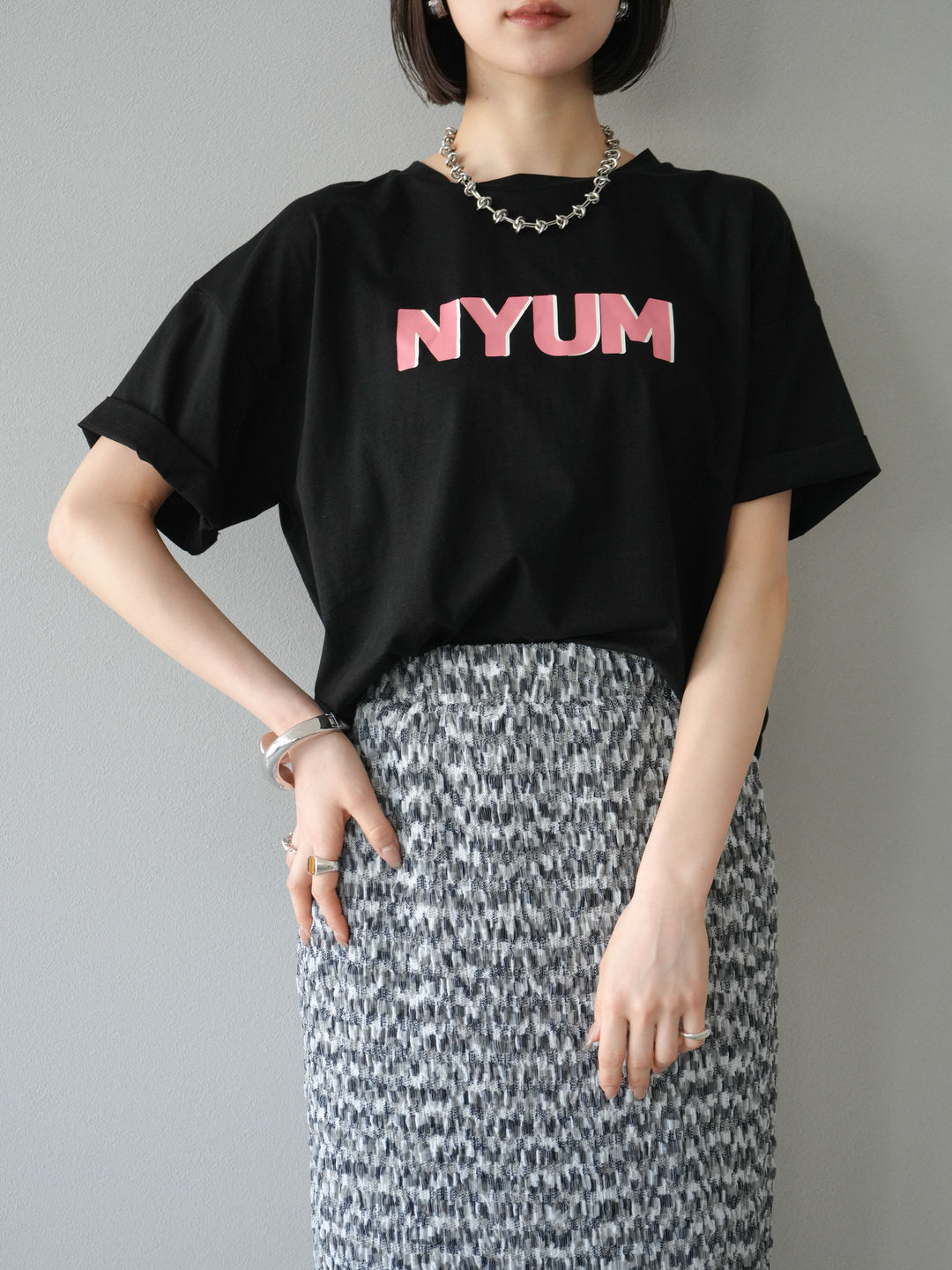 [預訂]“NYUM”標誌印花乾爽觸感棉質T卹/黑色