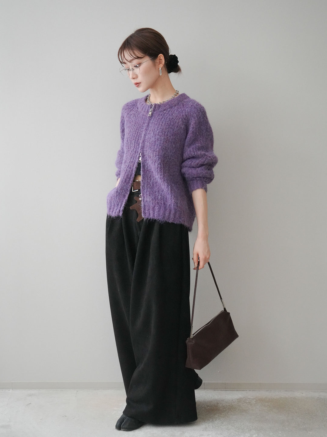 [予約]モチーフベルト付スエードタックワイドパンツ/black