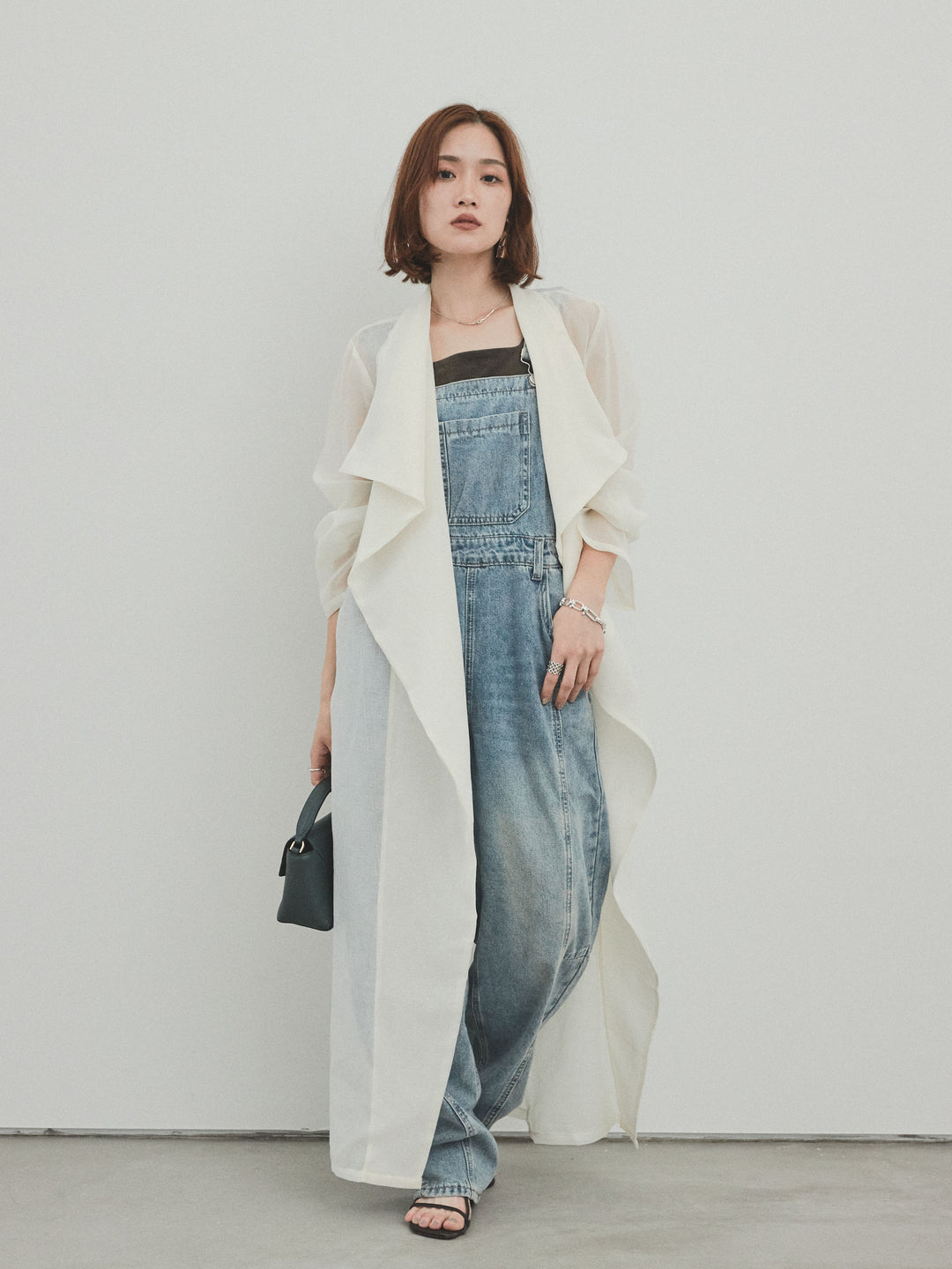 [SET] 中縫牛仔背帶褲 + 透視長版外套（2 件組）