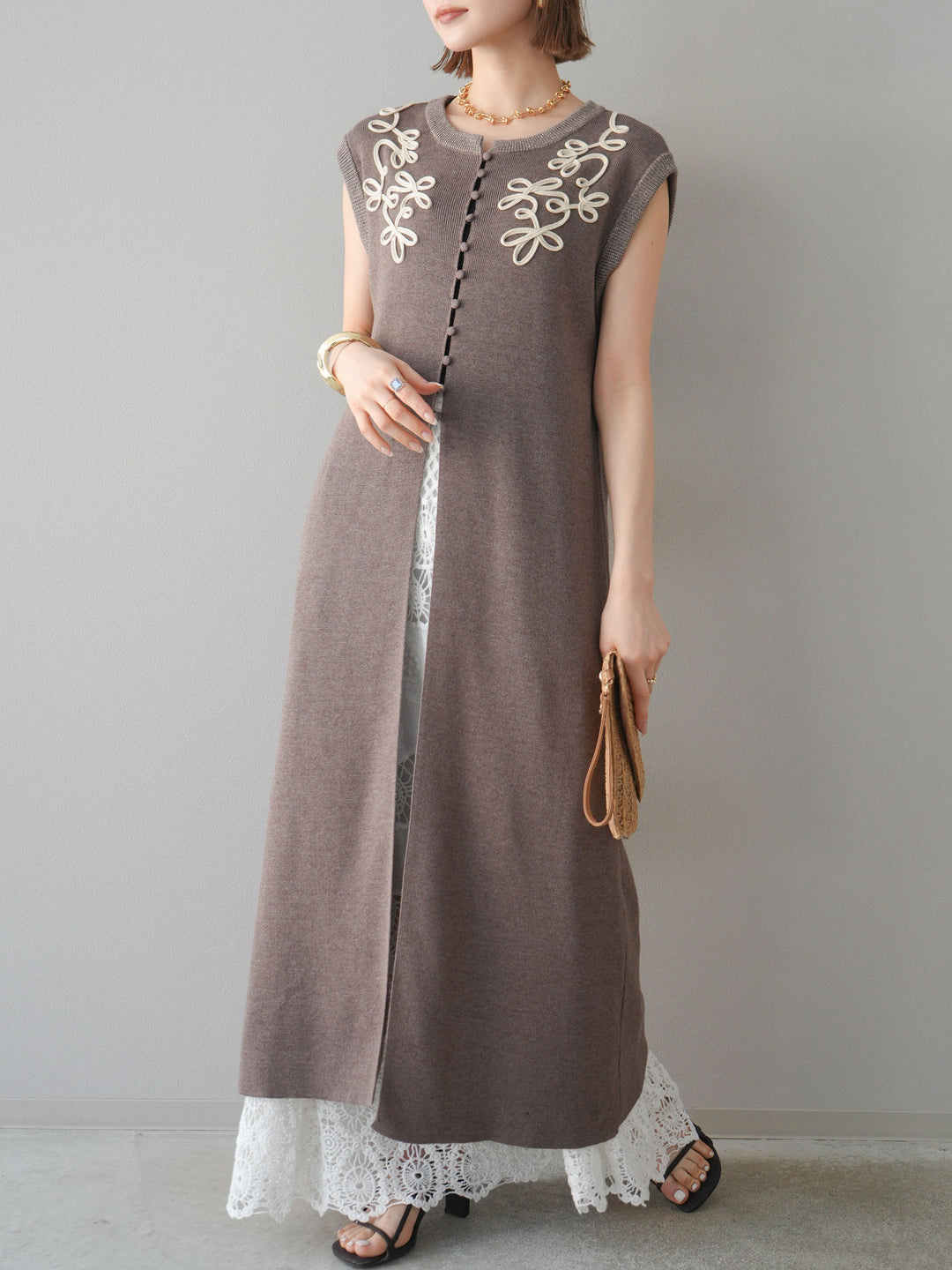 【預購】前開衩繩繡花針織洋裝/摩卡色