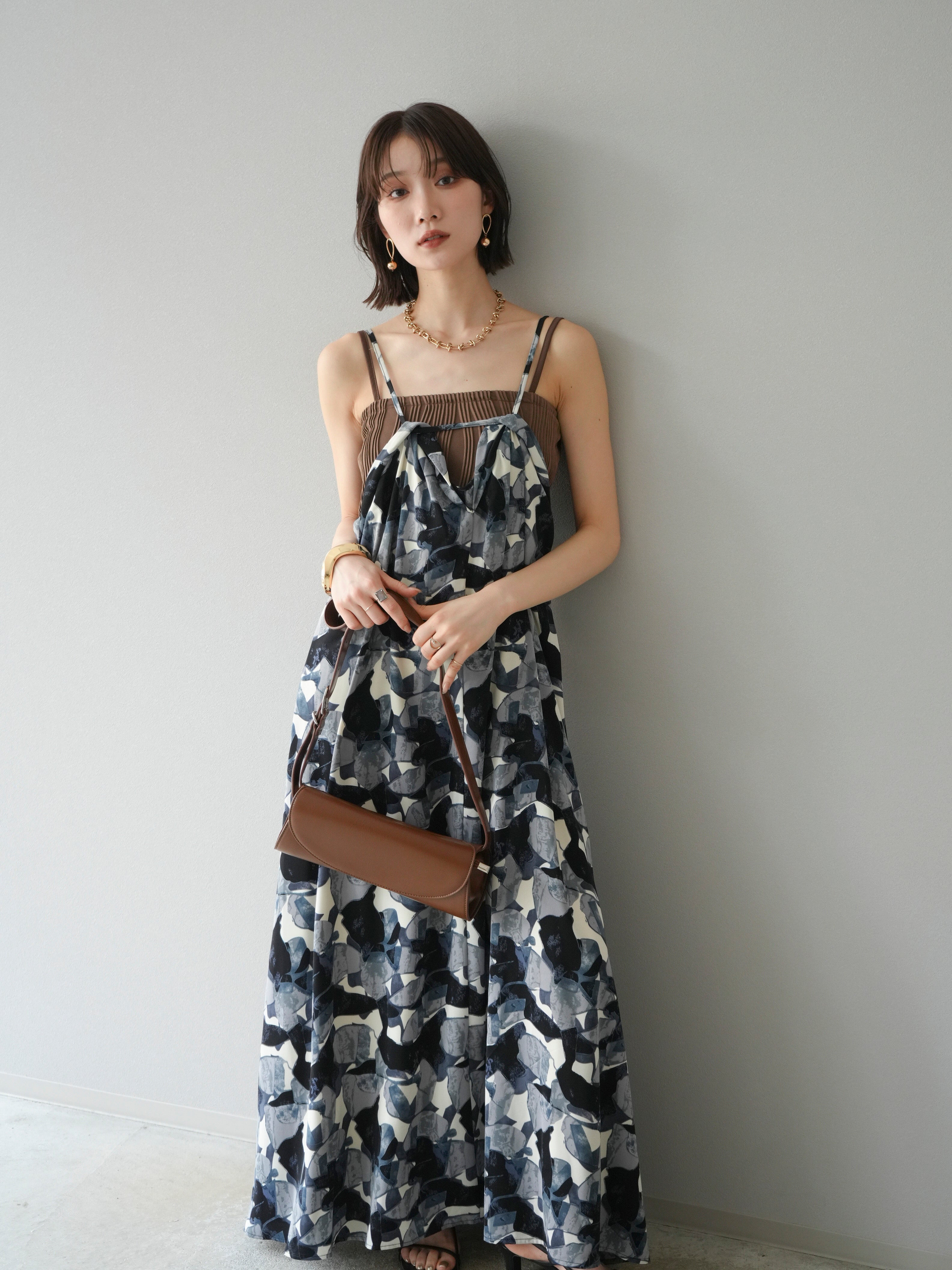 予約]タックデザインネック幾何学柄キャミワンピース/グレー – Lumier