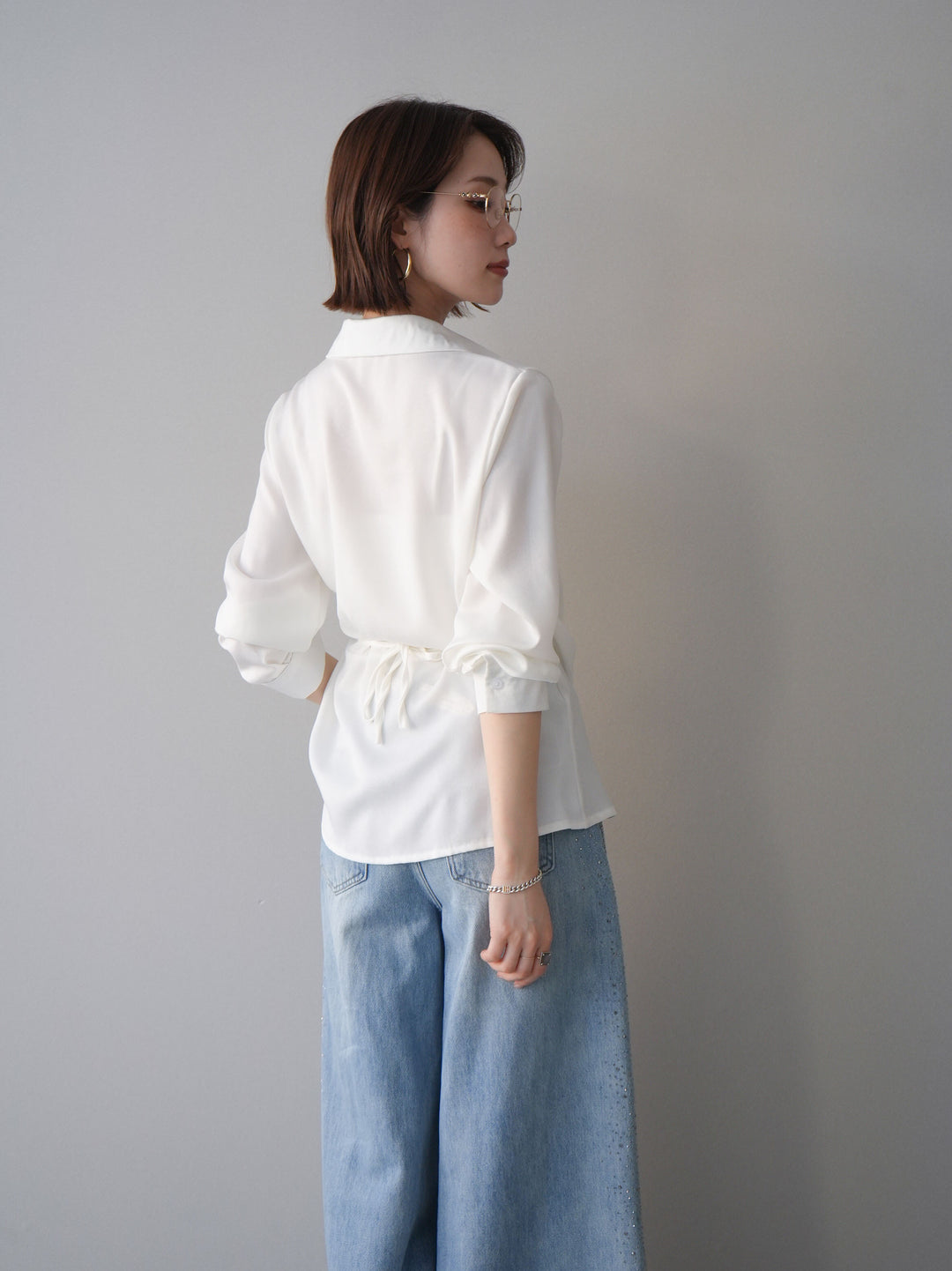 [予約]サイドギャザーアシンメトリーデザインサテンブラウス/white